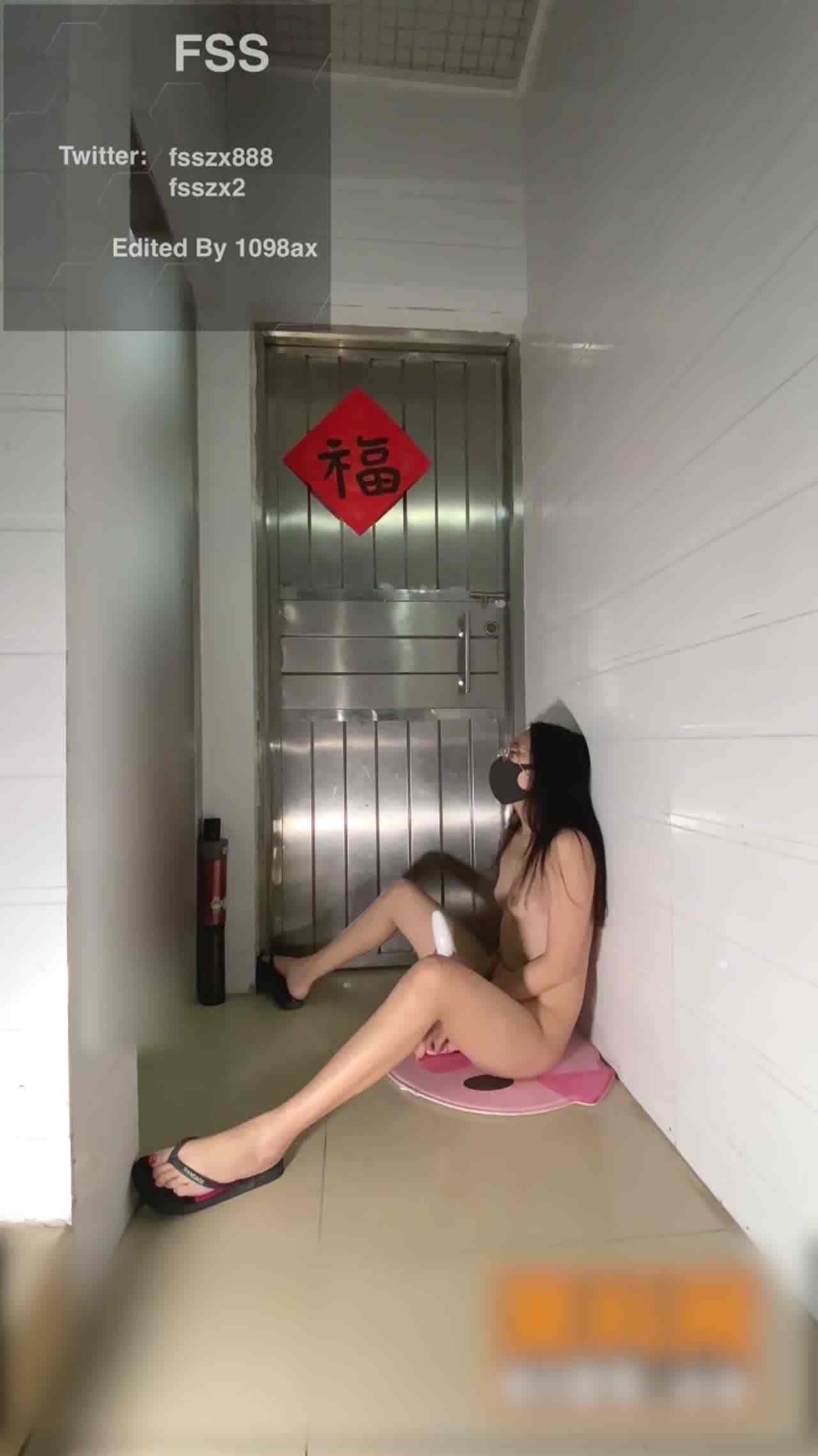  户外极限挑战，推特红人『冯珊珊』逆天任务，民居全裸寻找陌生人帮他口，还必须口出来，过程超刺激 的剧照9