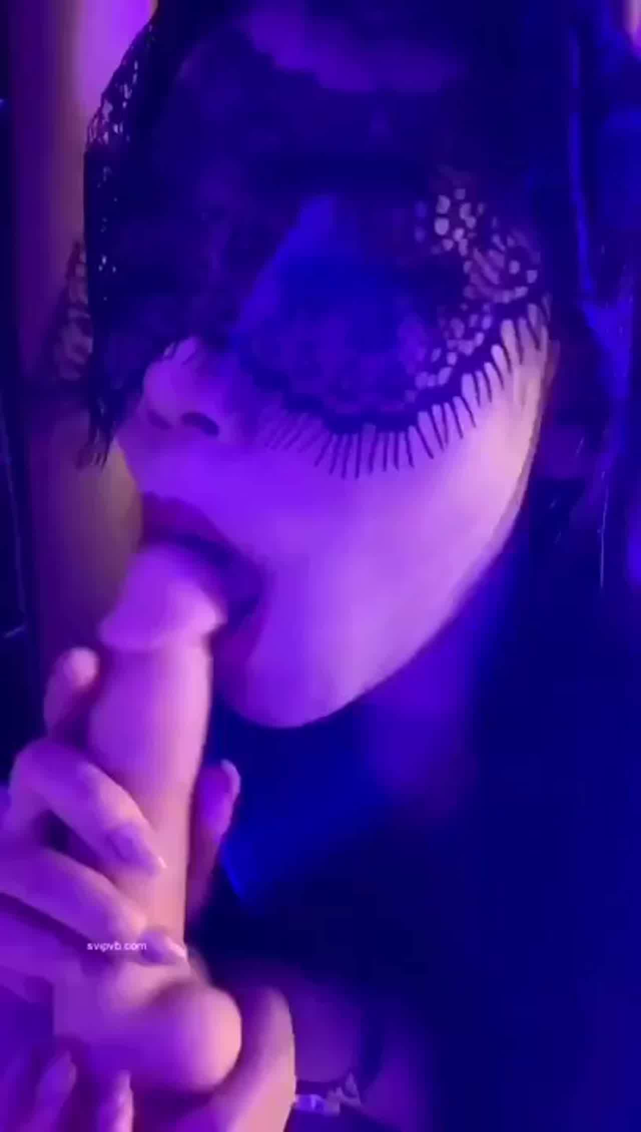  bunny vivian 夜店包相吸阳具 的剧照8