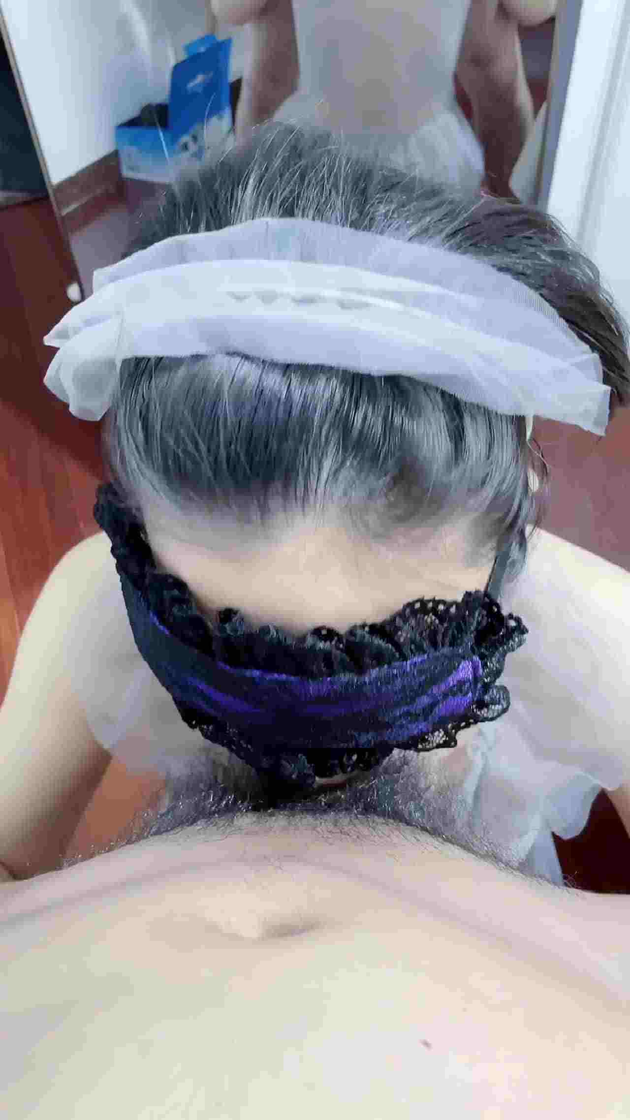  柜姐人妻跪在地上乖乖吃鸡 的剧照1