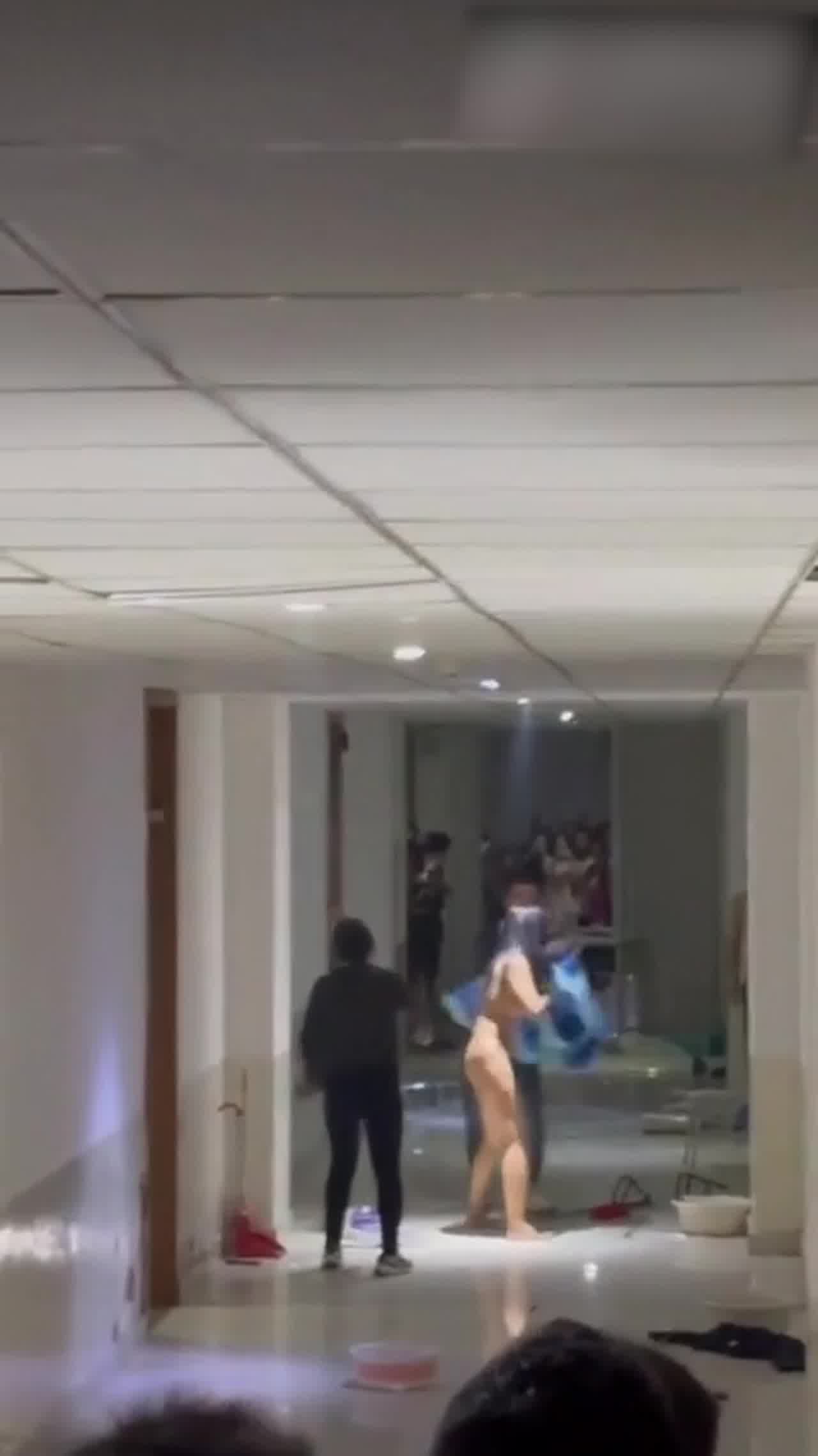  吃瓜爆料，女生分手受刺激裸体炮男生宿舍打砸 的剧照1