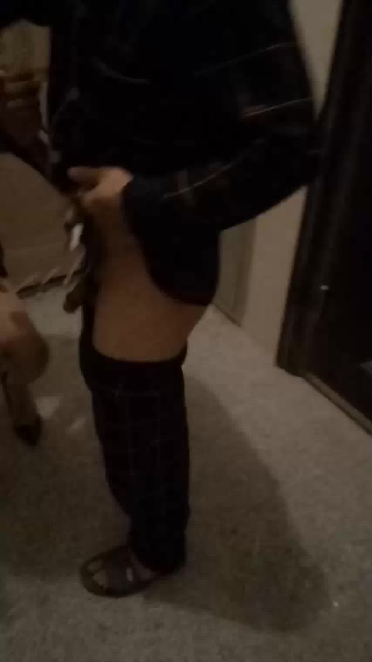  骚货娘们夜晚寂寞难耐，勾搭邻居到顶楼打炮，上来就吃鸡脱裤子做爱 的剧照6