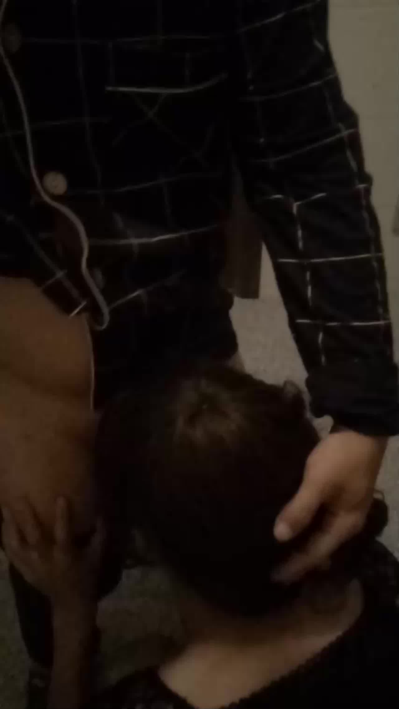  骚货娘们夜晚寂寞难耐，勾搭邻居到顶楼打炮，上来就吃鸡脱裤子做爱 的剧照9