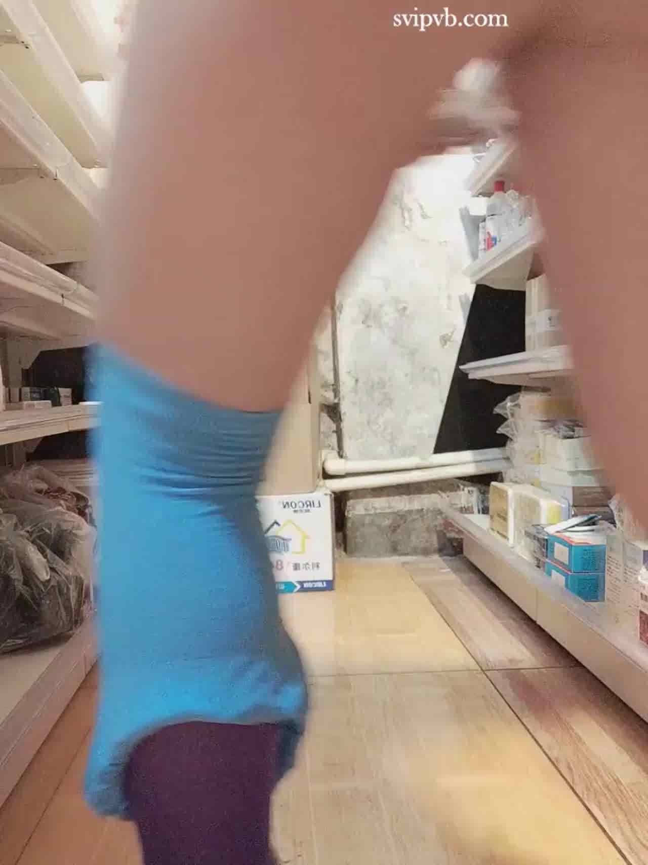  在店里用跳蛋按摩小穴渐层丝袜都湿掉阿 的剧照1