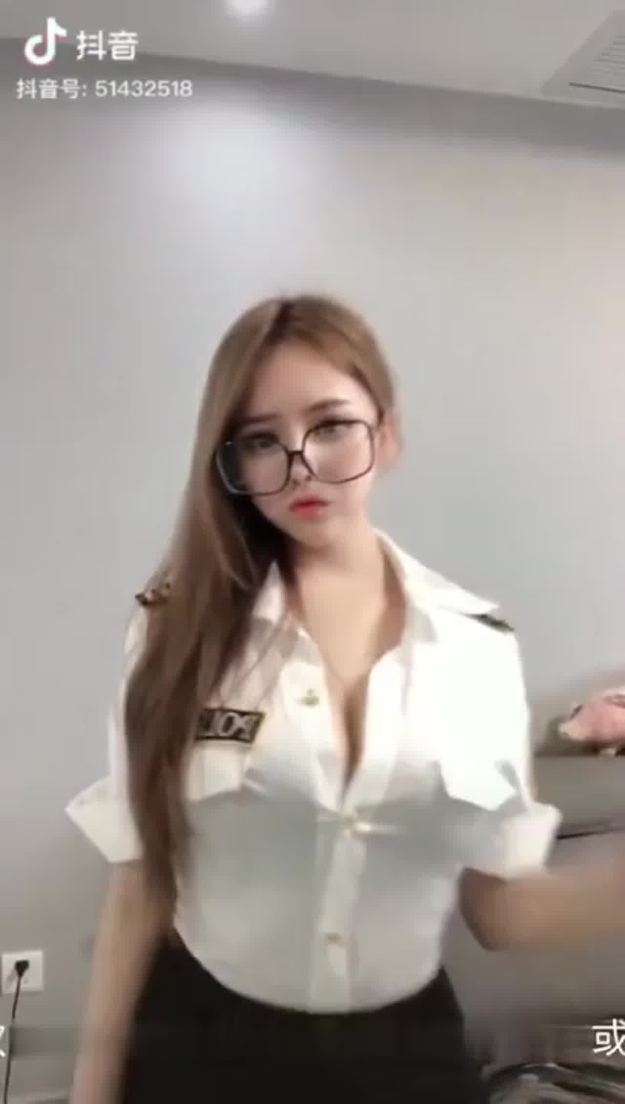  抖音女神【奔跑晶骡子】超性感大尺度漂亮美乳制服诱惑 的剧照4