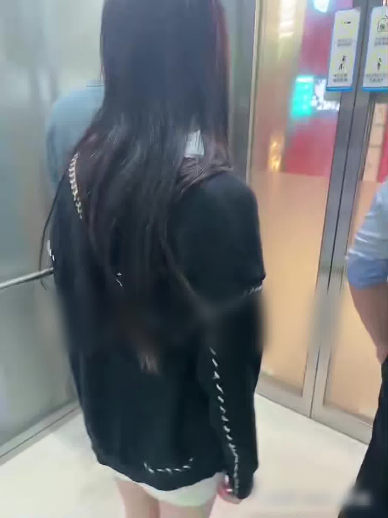  美女有裸癖好！大众场合不喜欢穿裤子阿 的剧照1