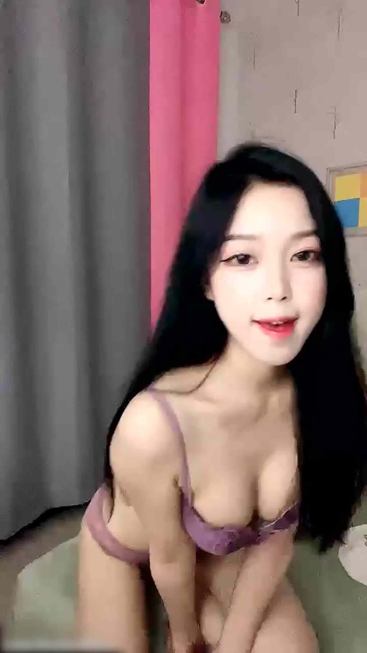  妖艳女主播的极品身材诱惑 的剧照3