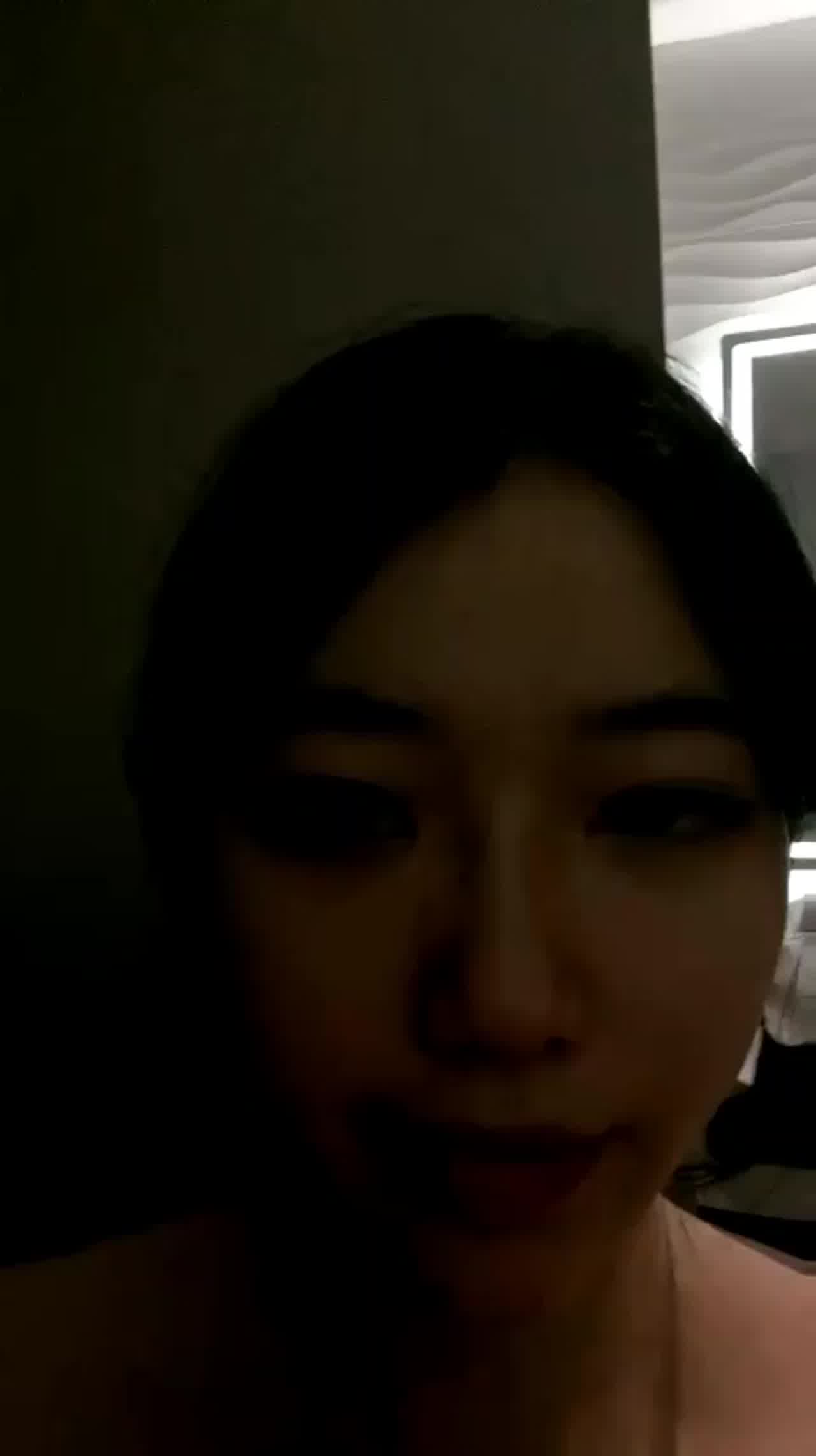  刺青妹子在镜子前骚首弄姿 的剧照8