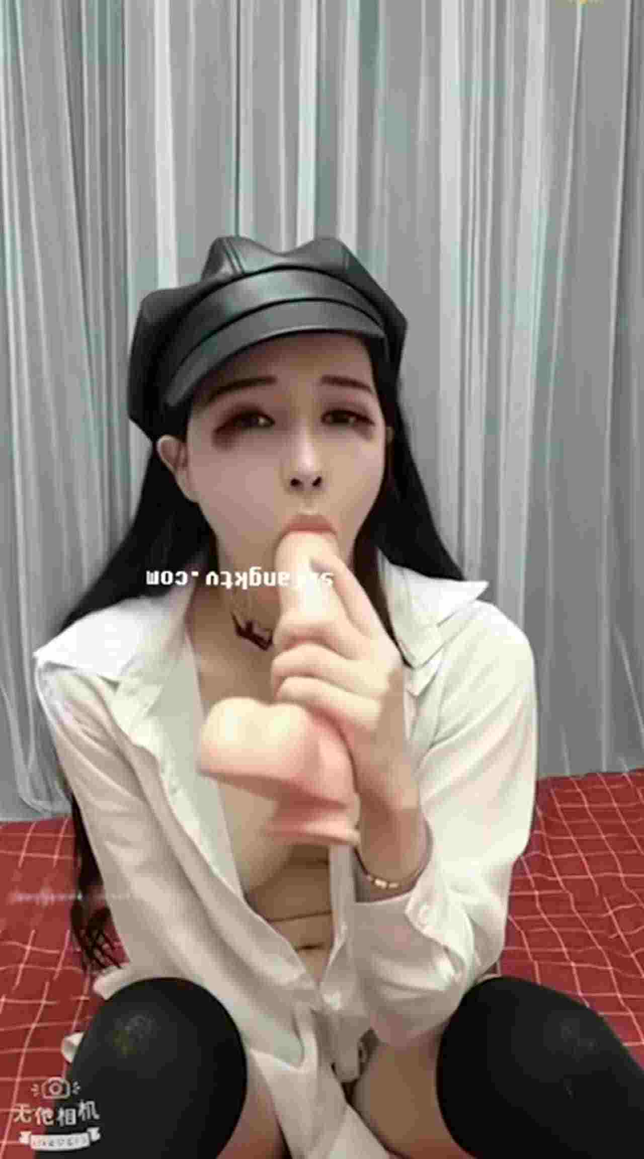  气质西餐妹穿情趣睡衣实在诱惑 的剧照2