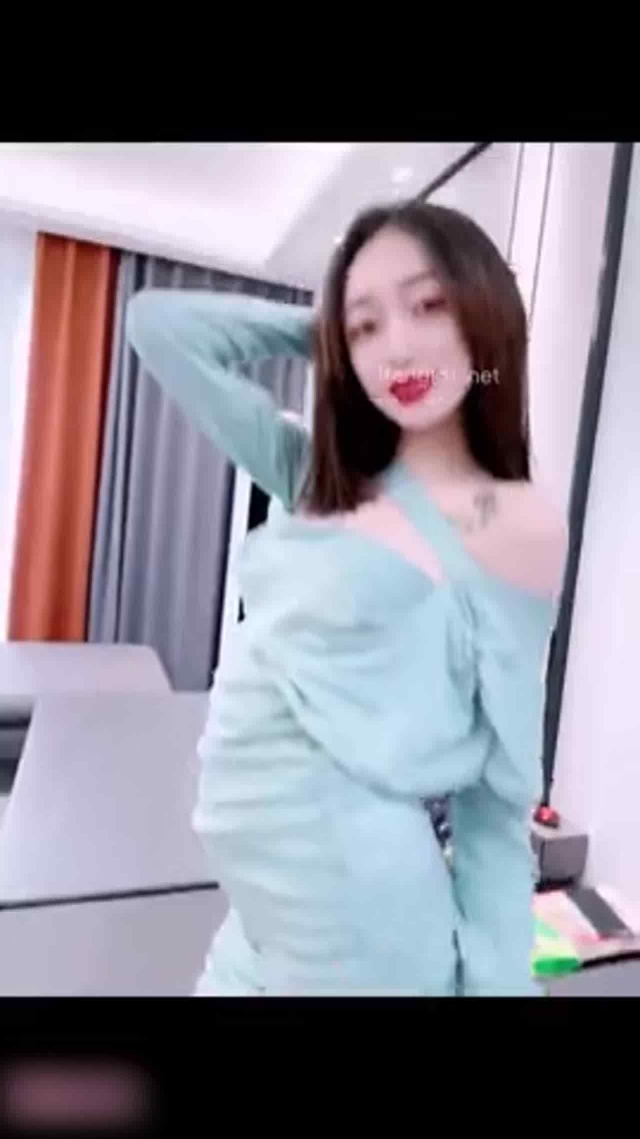  淫荡眼镜妹被富二代后入爆射精液糊满骚逼 的剧照10