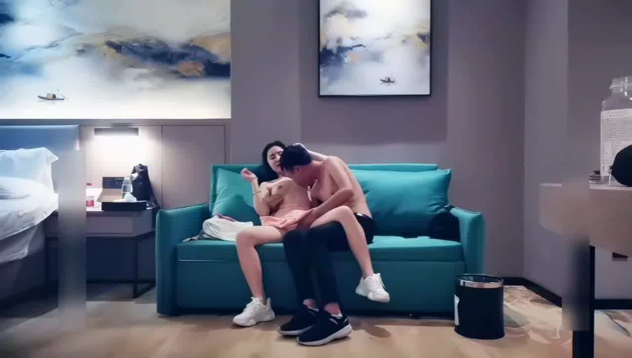  第①部⭐极品清纯妹，被大力猛操，嗷嗷乱叫，感觉要被干哭了，脾气超好，被这么猛操，突然之间好心疼 的剧照1