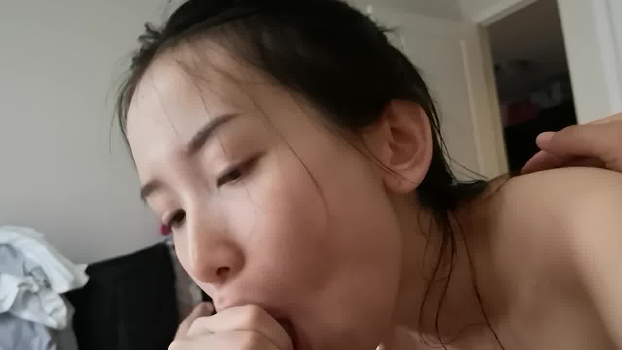  看到肉棒就冲上来舔的妹妹，真可爱 的剧照2