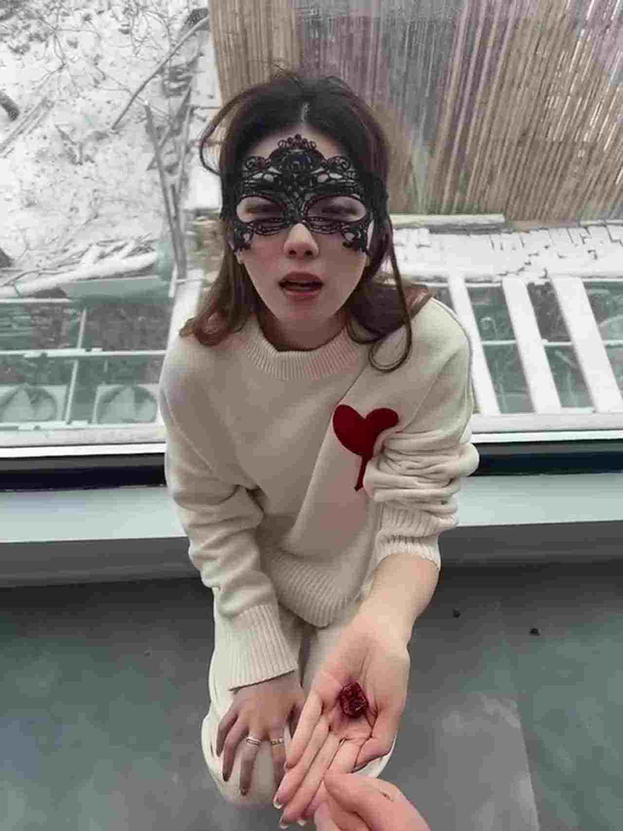  高颜值调教母狗玩的真花戴着尿尿器喝尿 的剧照10