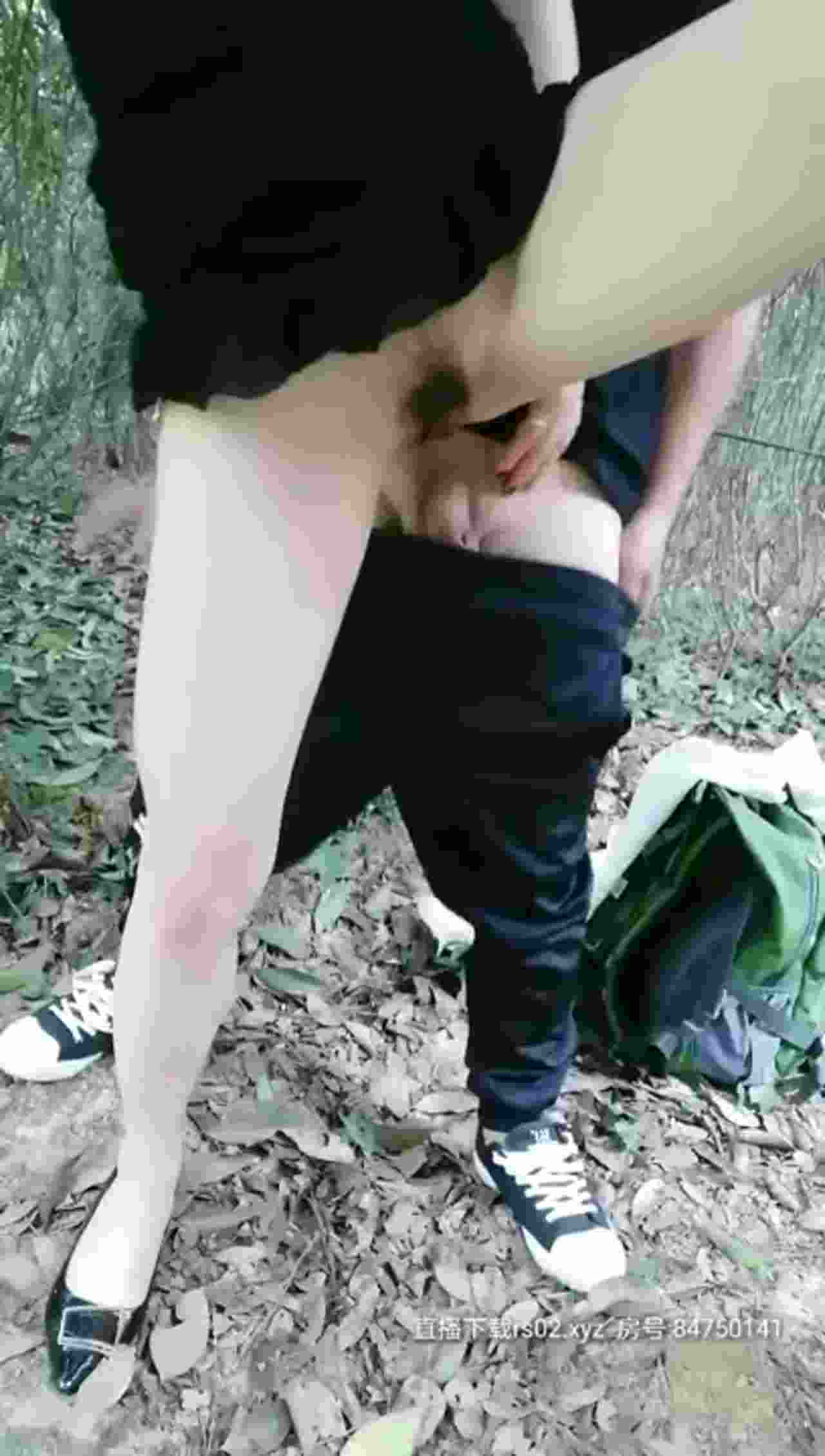  高颜值气质少妇户外野战 的剧照5