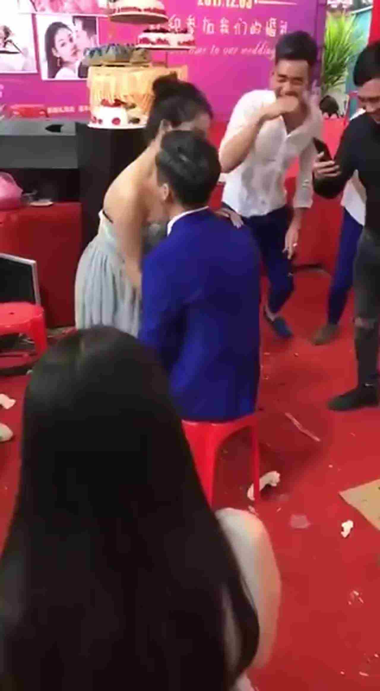  【低俗婚闹】某些地区的低俗闹婚，多人强上猥亵侮辱伴娘，亲朋好友还跟着一起起哄，还让跟口交一样口香蕉 的剧照2