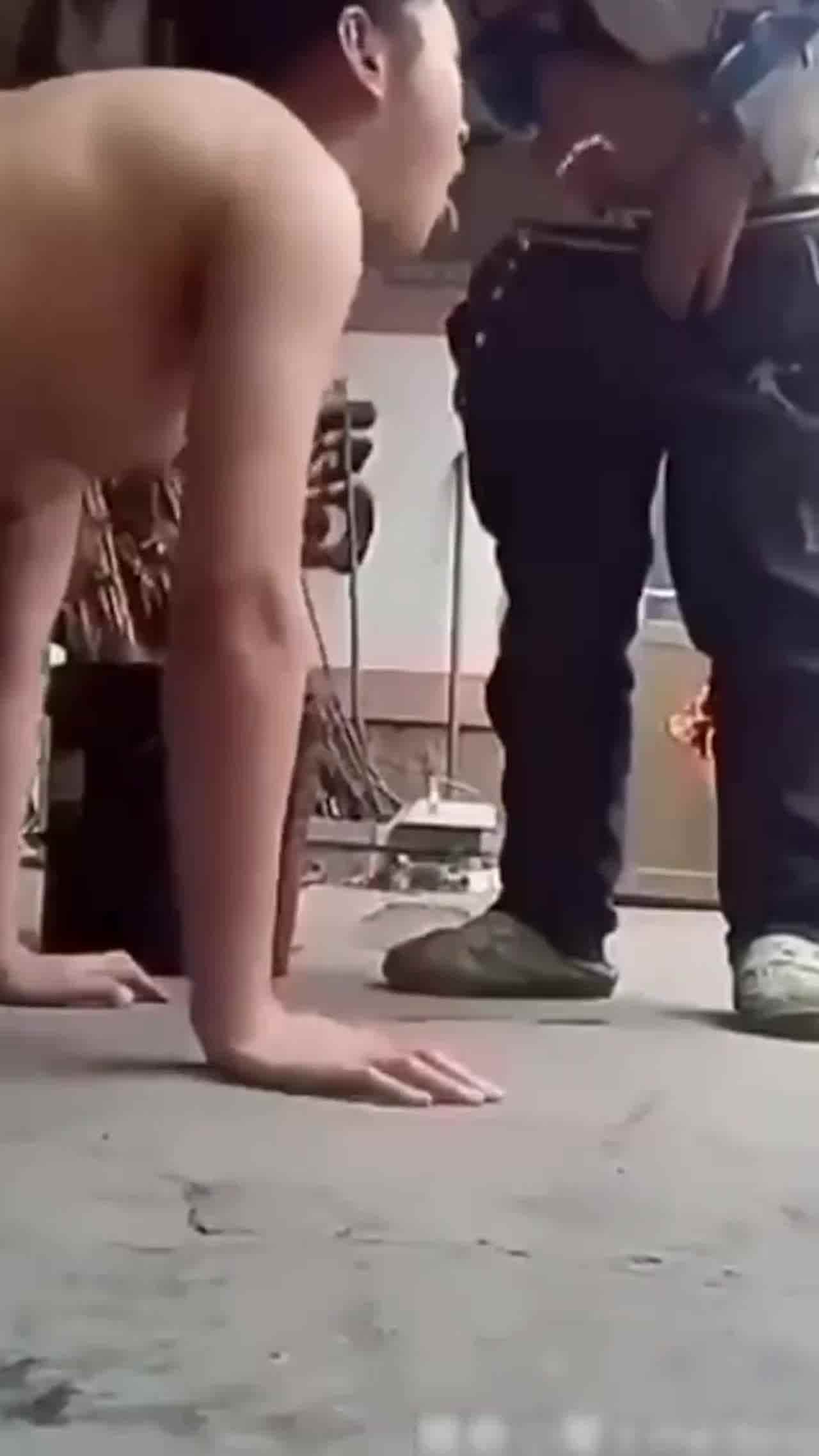  【姐弟乱伦】帮姐姐解决需求的弟弟们 被催着壮阳 真实大合集 的剧照4