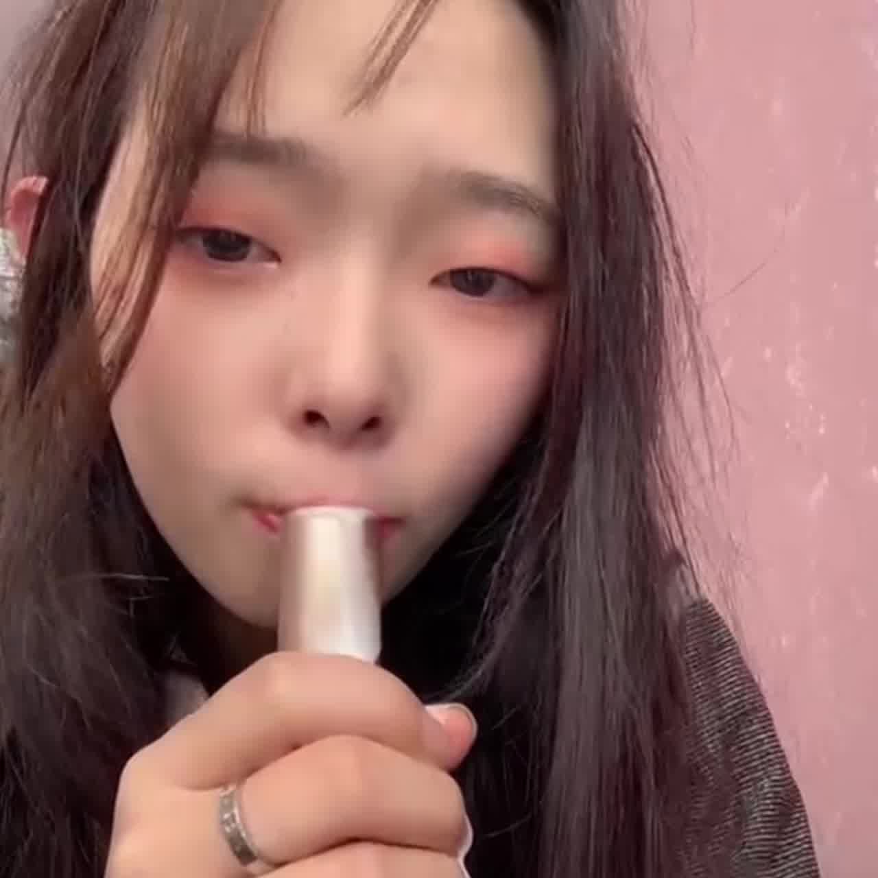  色女舔满满白色液体 的剧照8