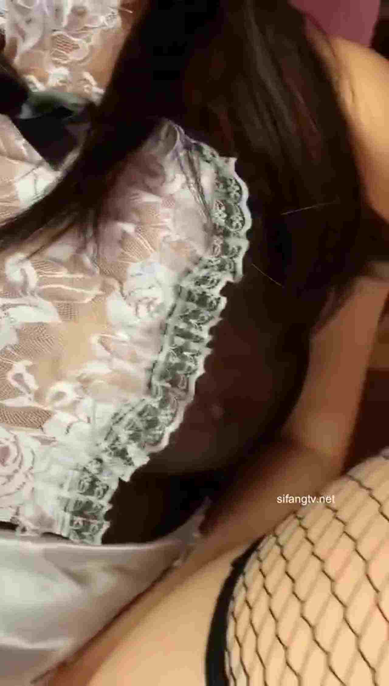  哀居美发师学妹背着男友被狠操 的剧照8