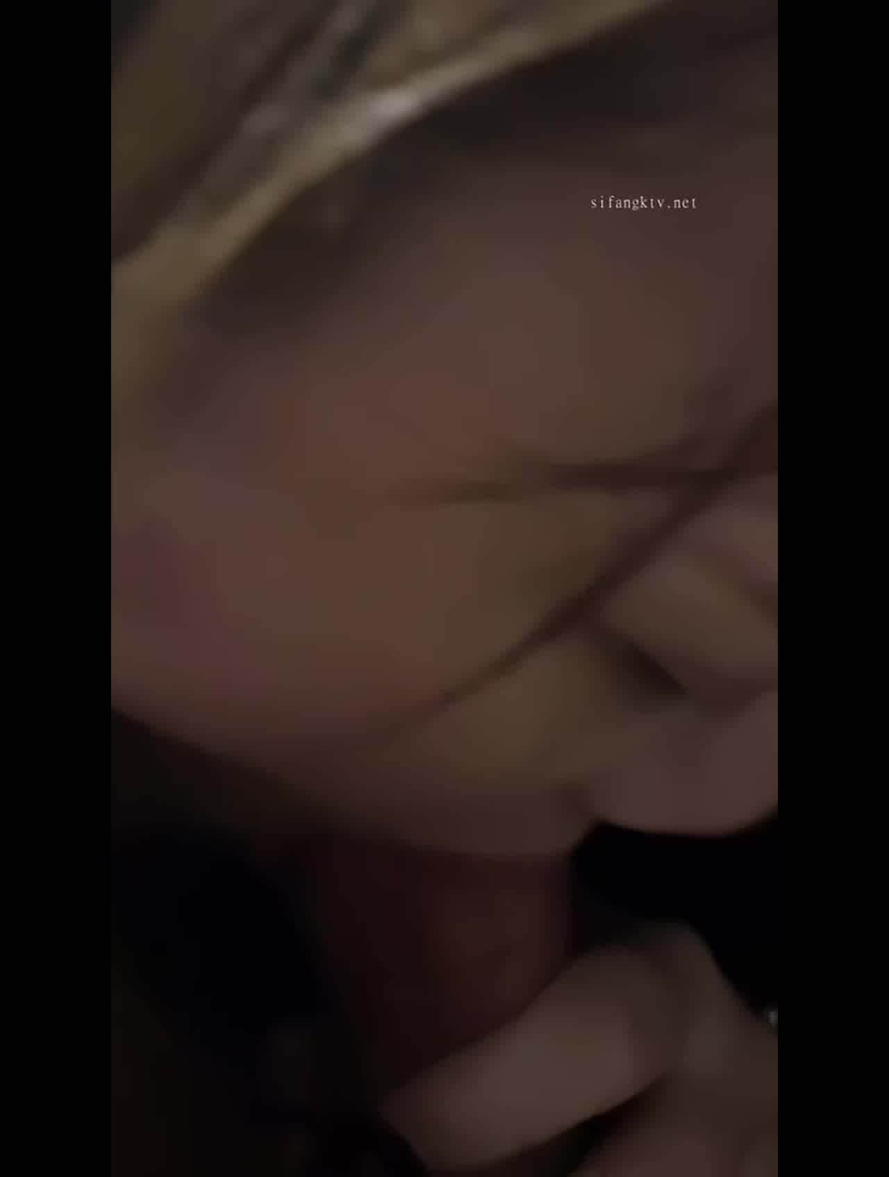  【金发浪荡反差女】抓着头发对着窗外操，金发女神上位表情淫荡口交鸡巴都在拉丝 的剧照5