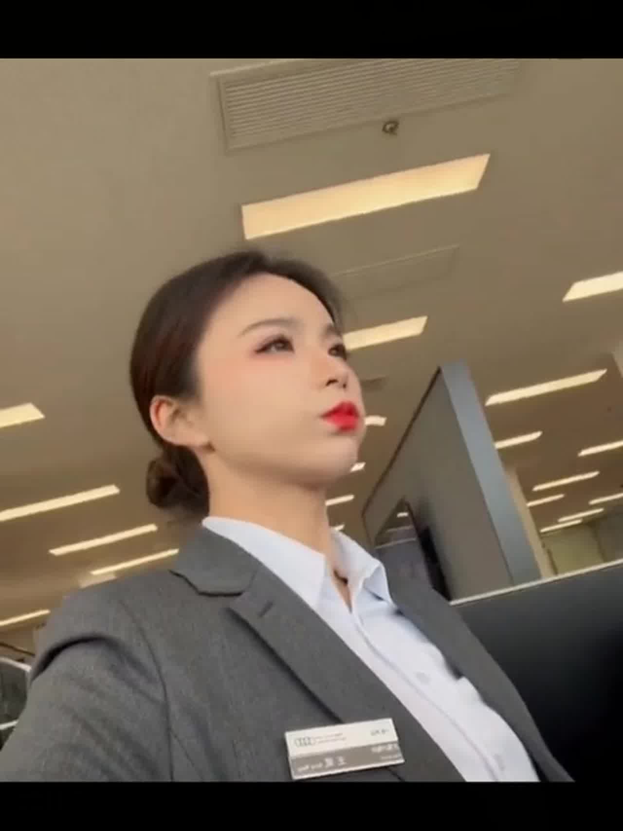  奥迪销冠卖车乳香妹 人肉业绩王 的剧照7