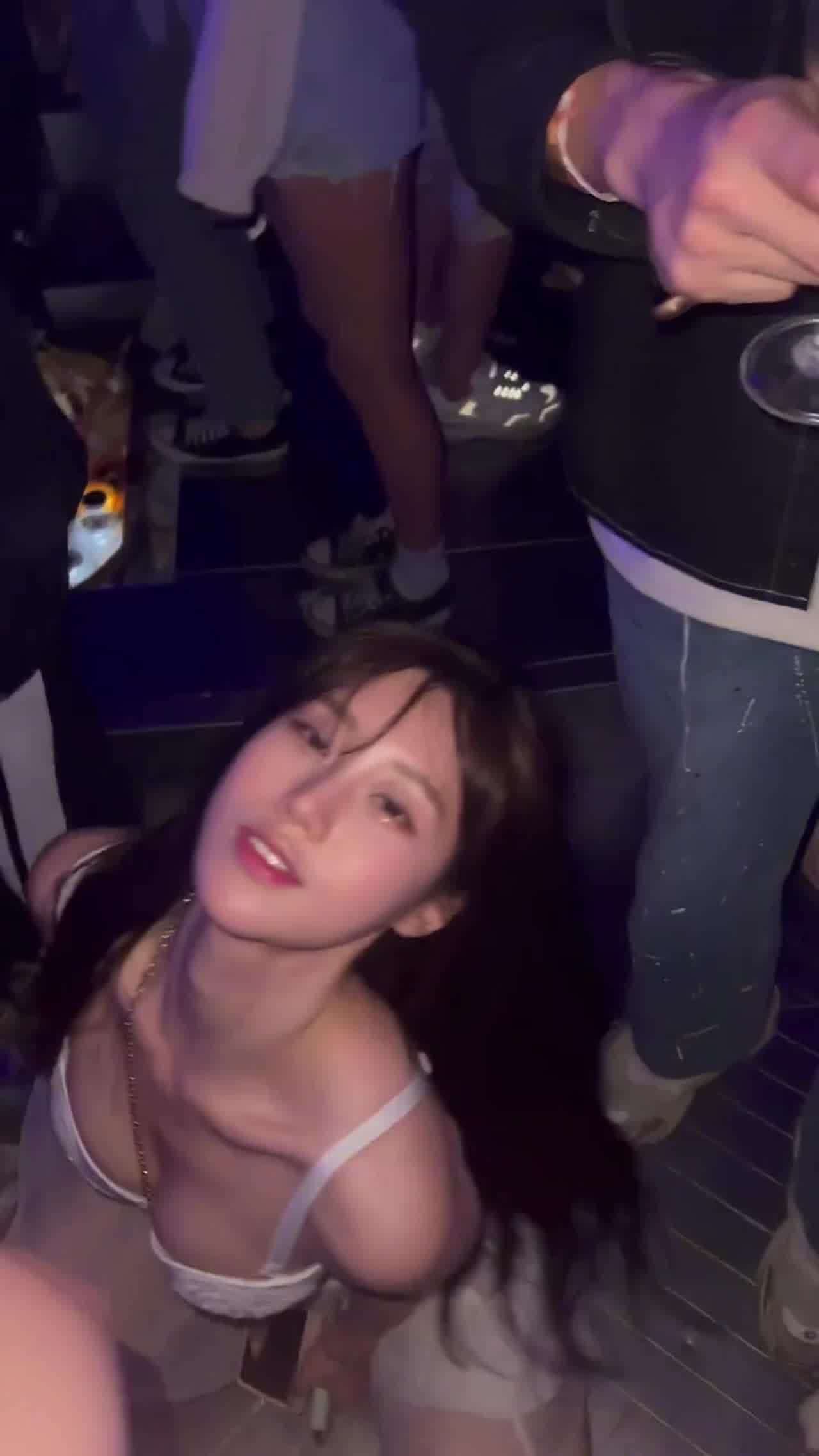  高颜质美女在夜店蹦迪想把他带回家 的剧照1