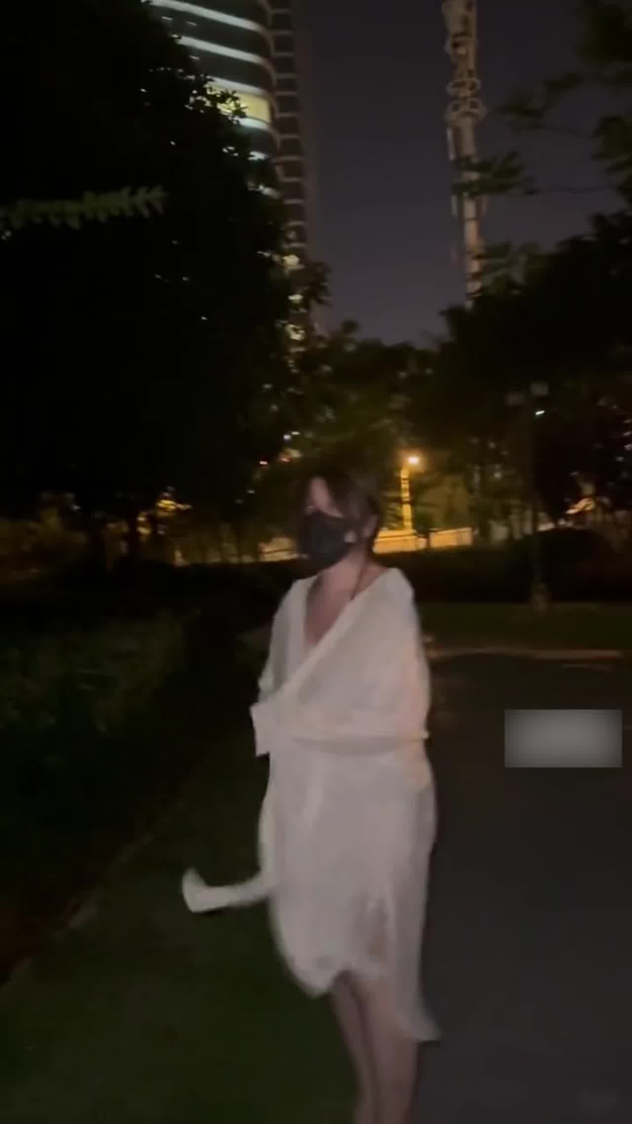  刚脱下的内裤不到十分钟，去捡呀~ 的剧照2