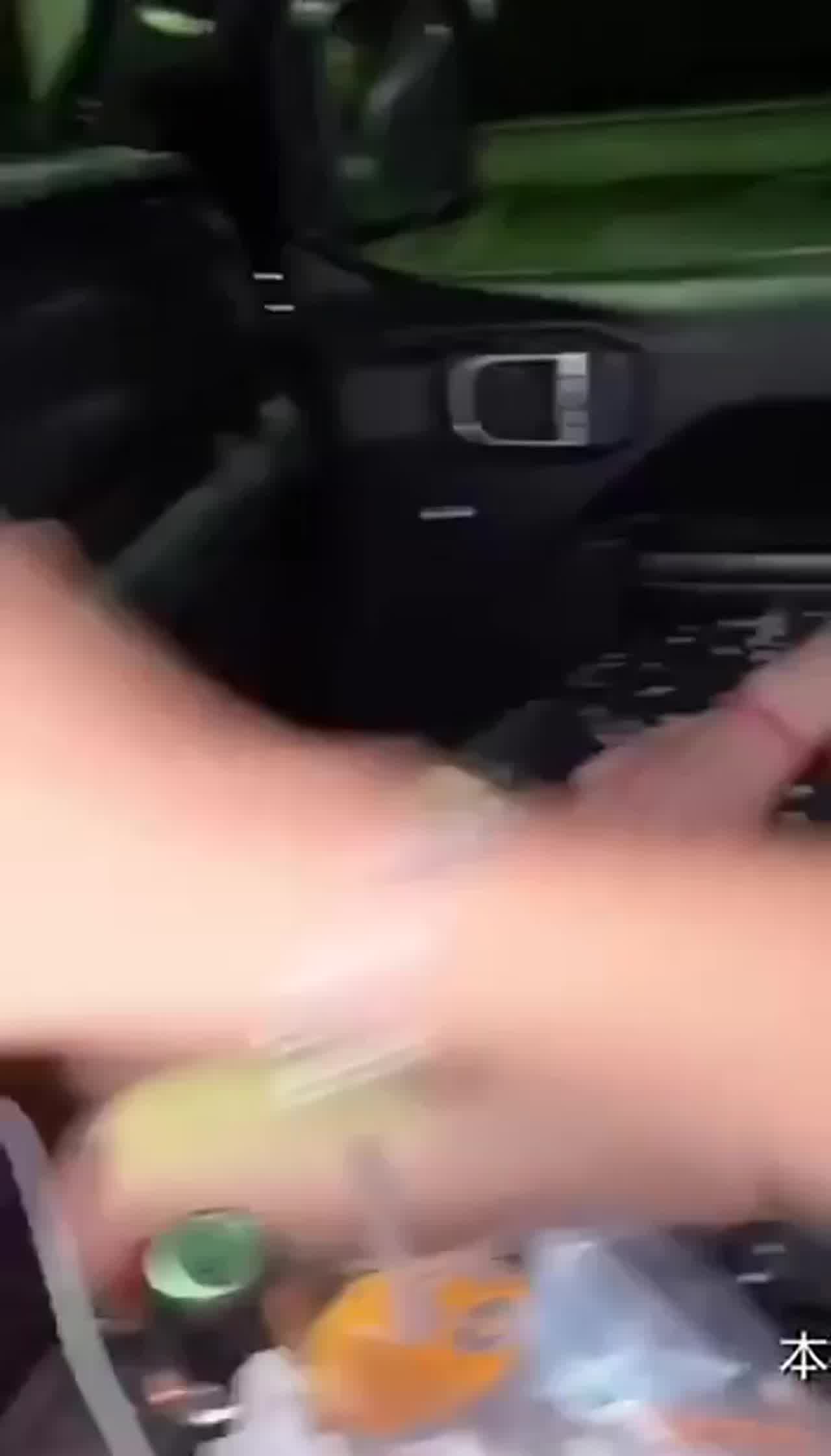  小骚货在我开车时不断诱惑 的剧照1