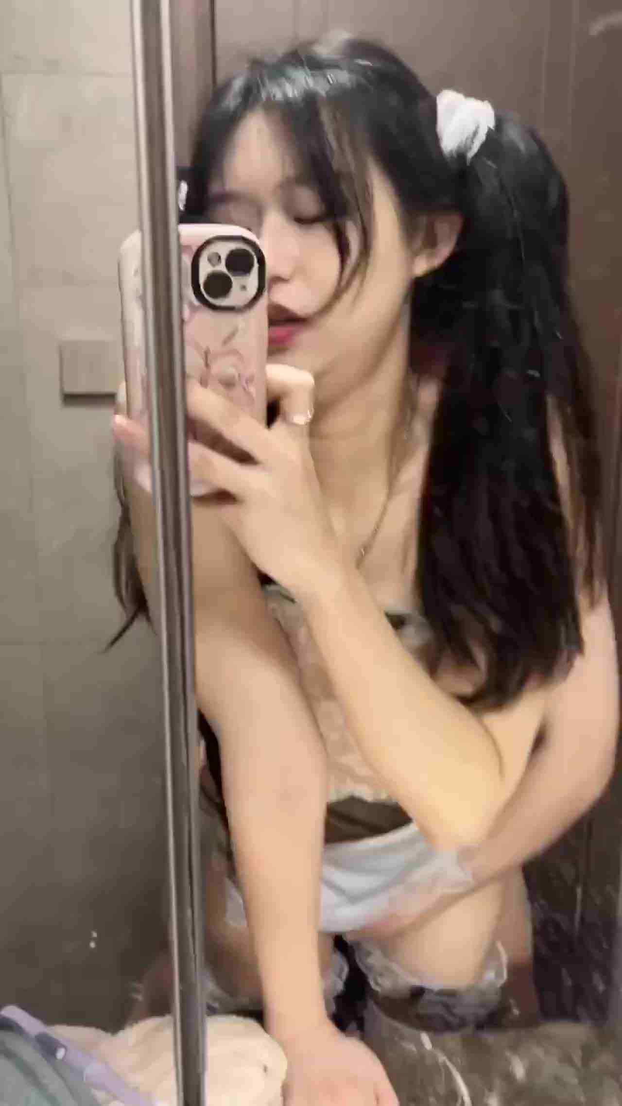  双马尾萝莉浴室被男票后入并自拍 的剧照7