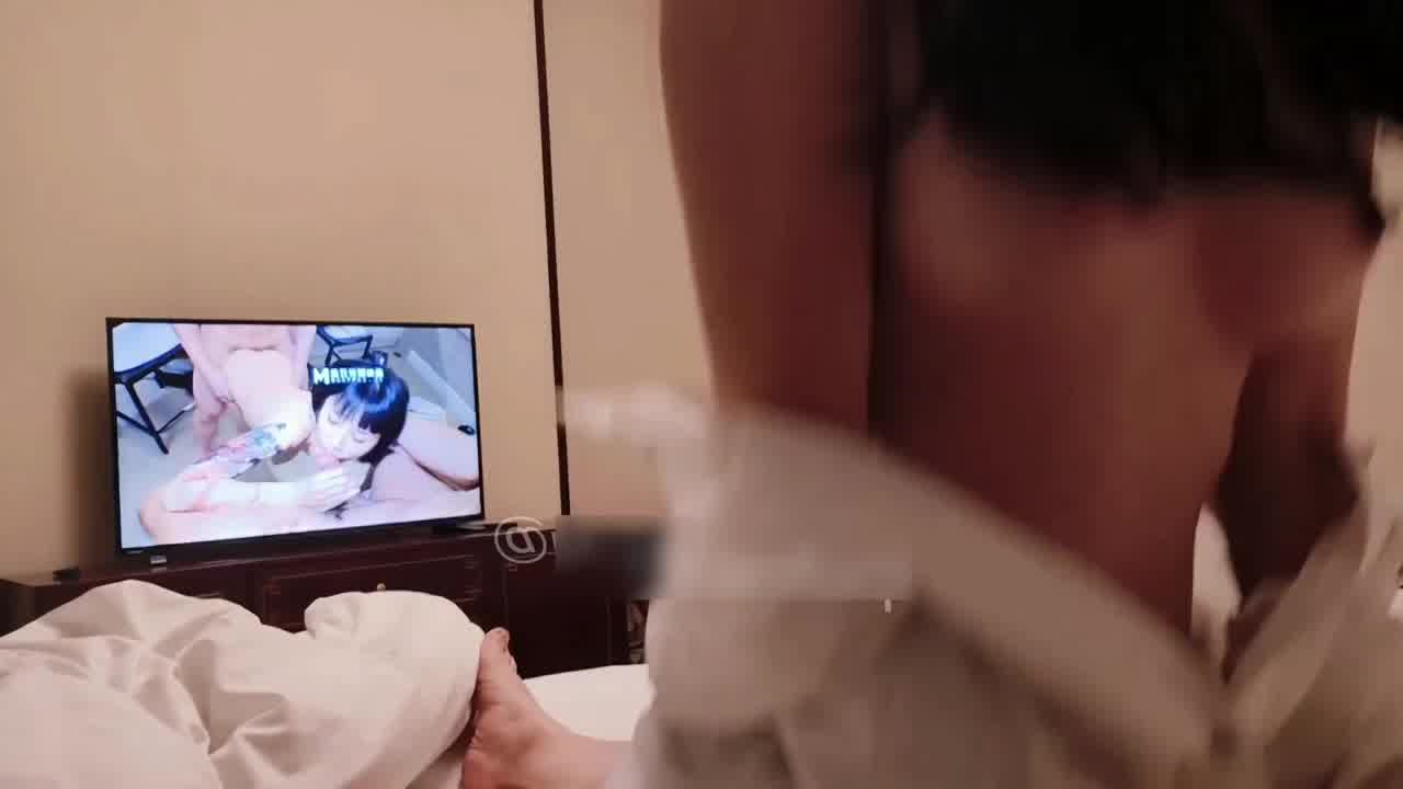  自购新届绿帽大神-看着av记录拍摄老婆被操，还教老婆怎么舔和戴套，这个大哥明显不给力，冲刺都没劲 的剧照6