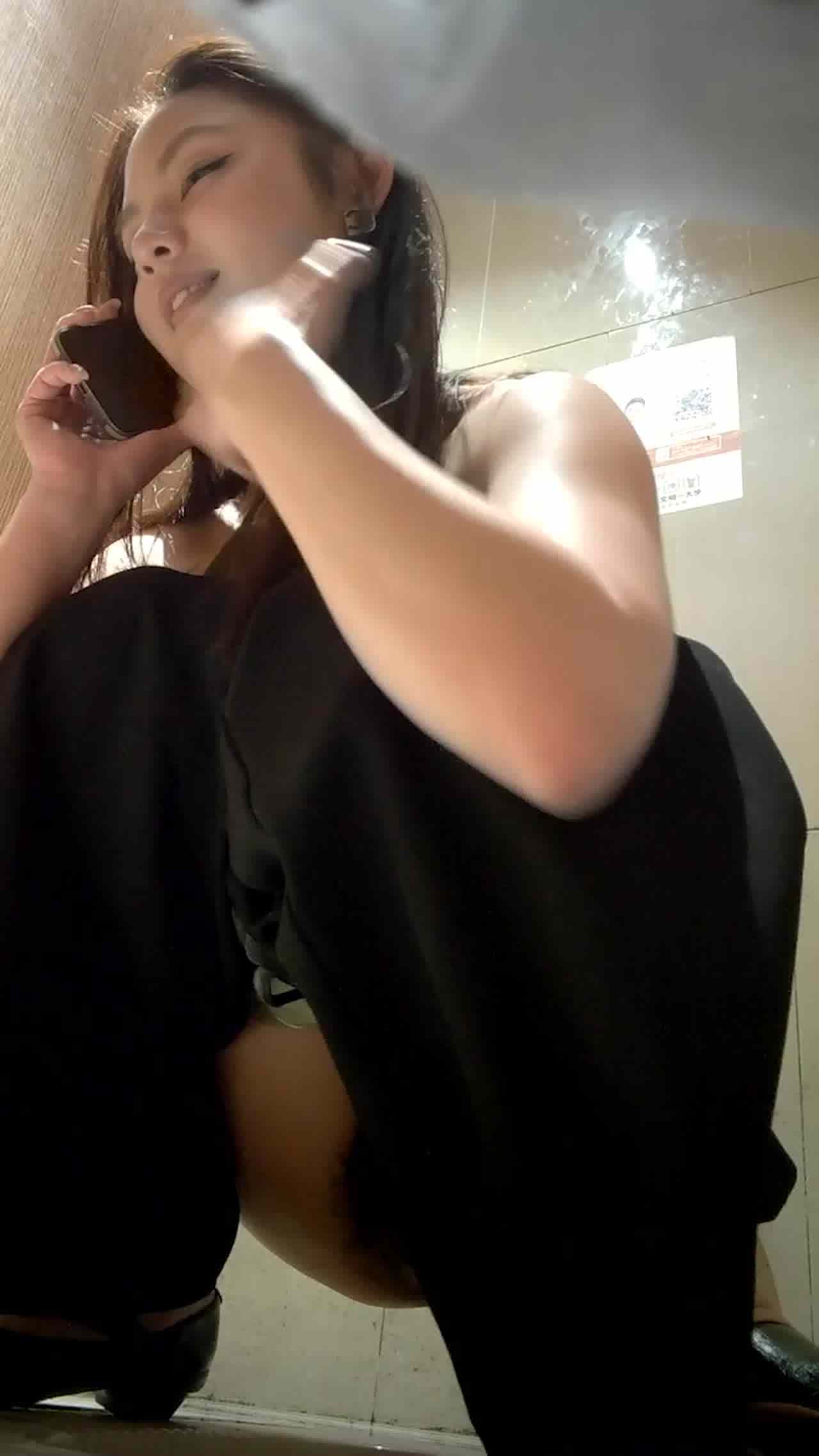  厕所偷拍美女尿尿还讲电话 的剧照1