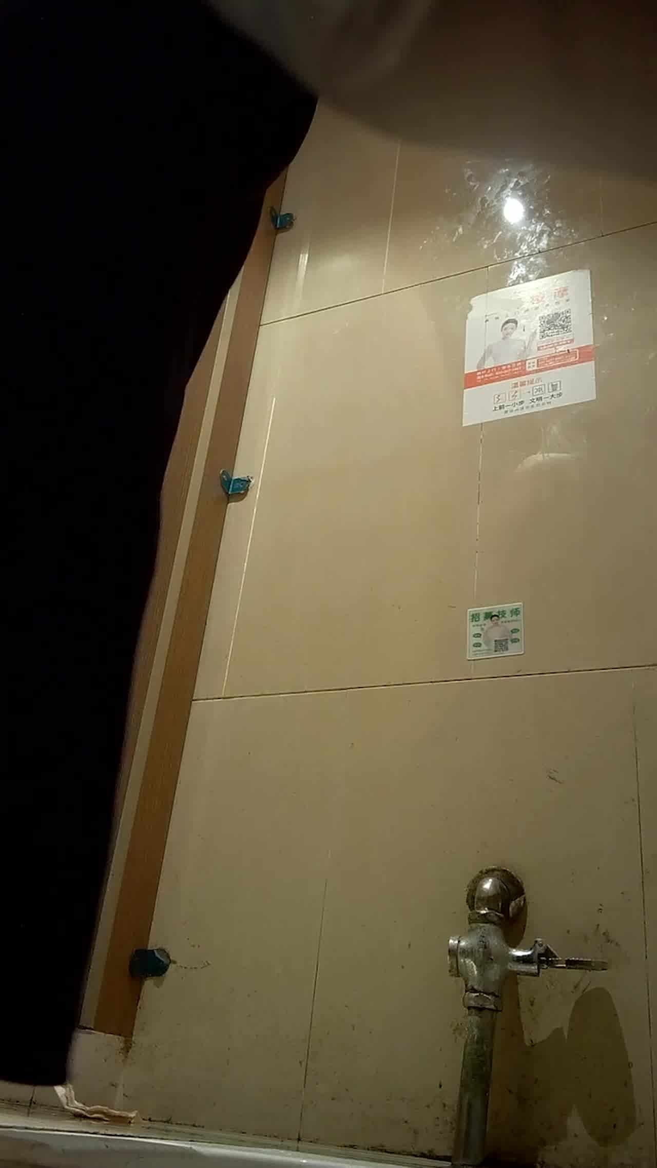  厕所偷拍美女尿尿还讲电话 的剧照2