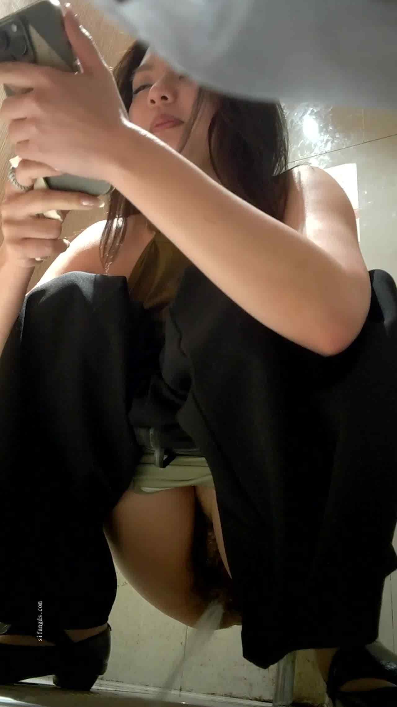  厕所偷拍美女尿尿还讲电话 的剧照10