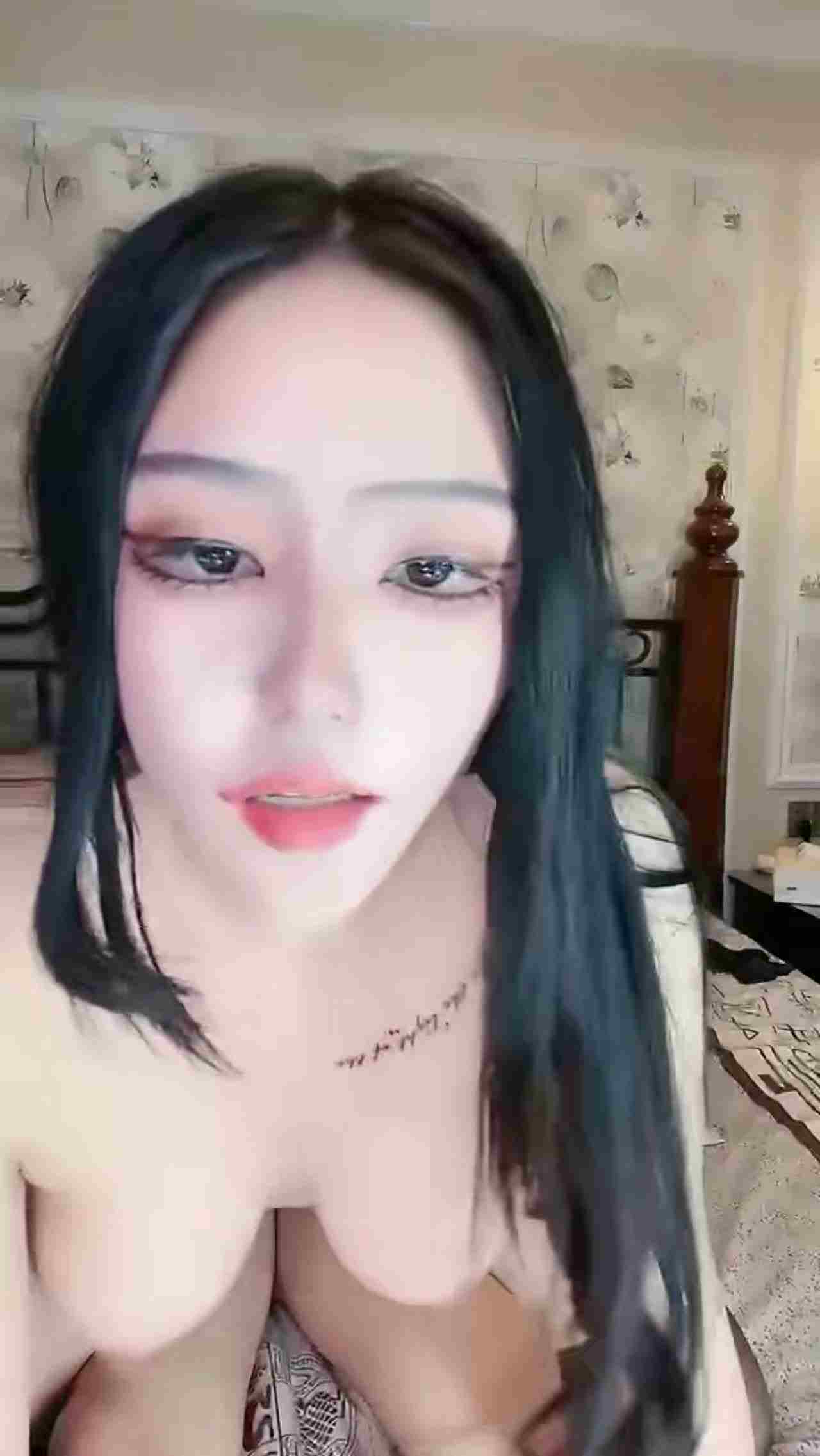  黑色礼花 美乳白晰女神沉迷于我的大鸡巴 的剧照10