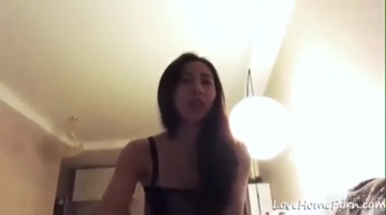  冲业绩让顾客「上车」！女神级汽车业务性爱影片流出！ 的剧照5