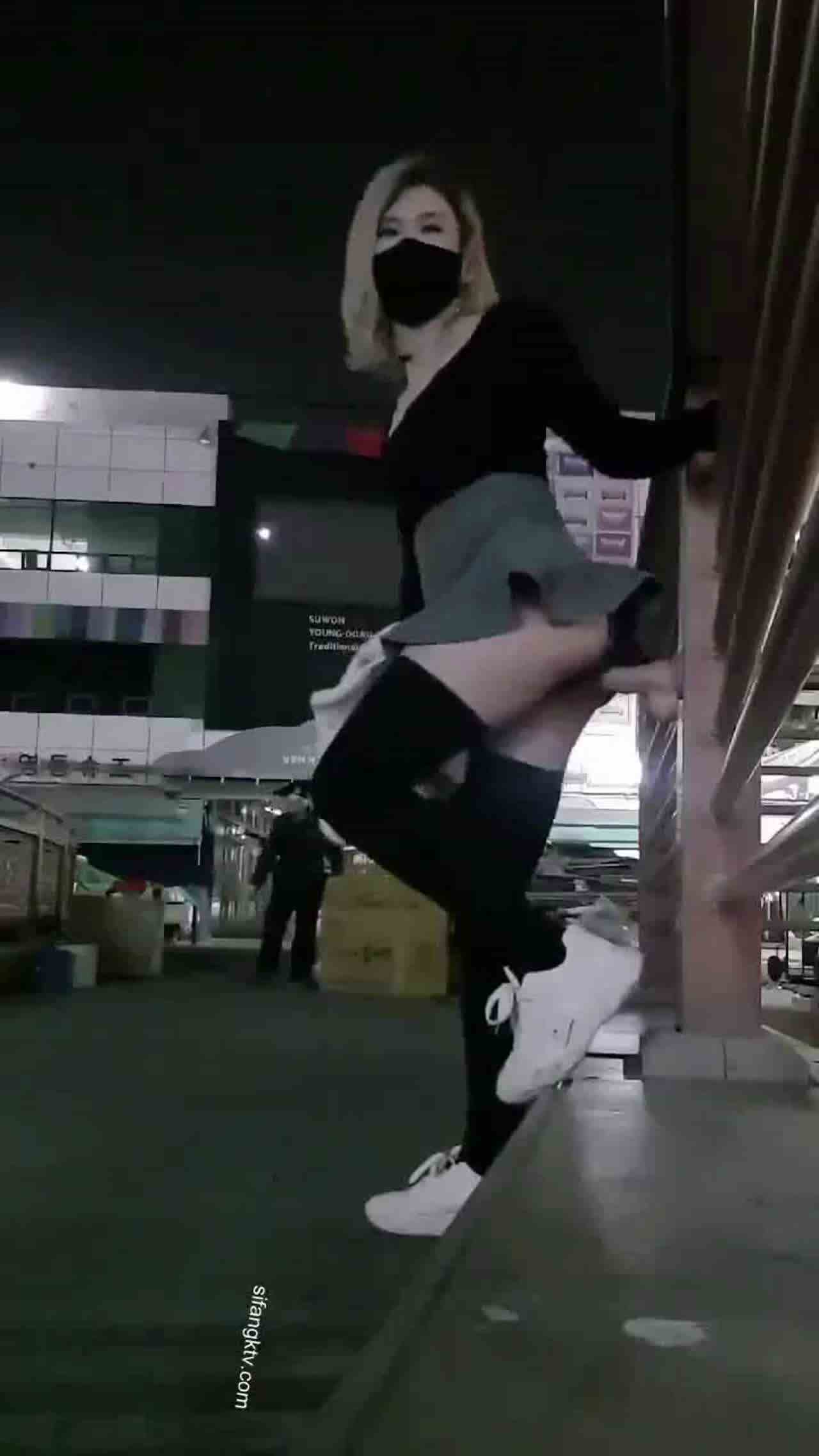  户外偷偷假屌插逼 的剧照5