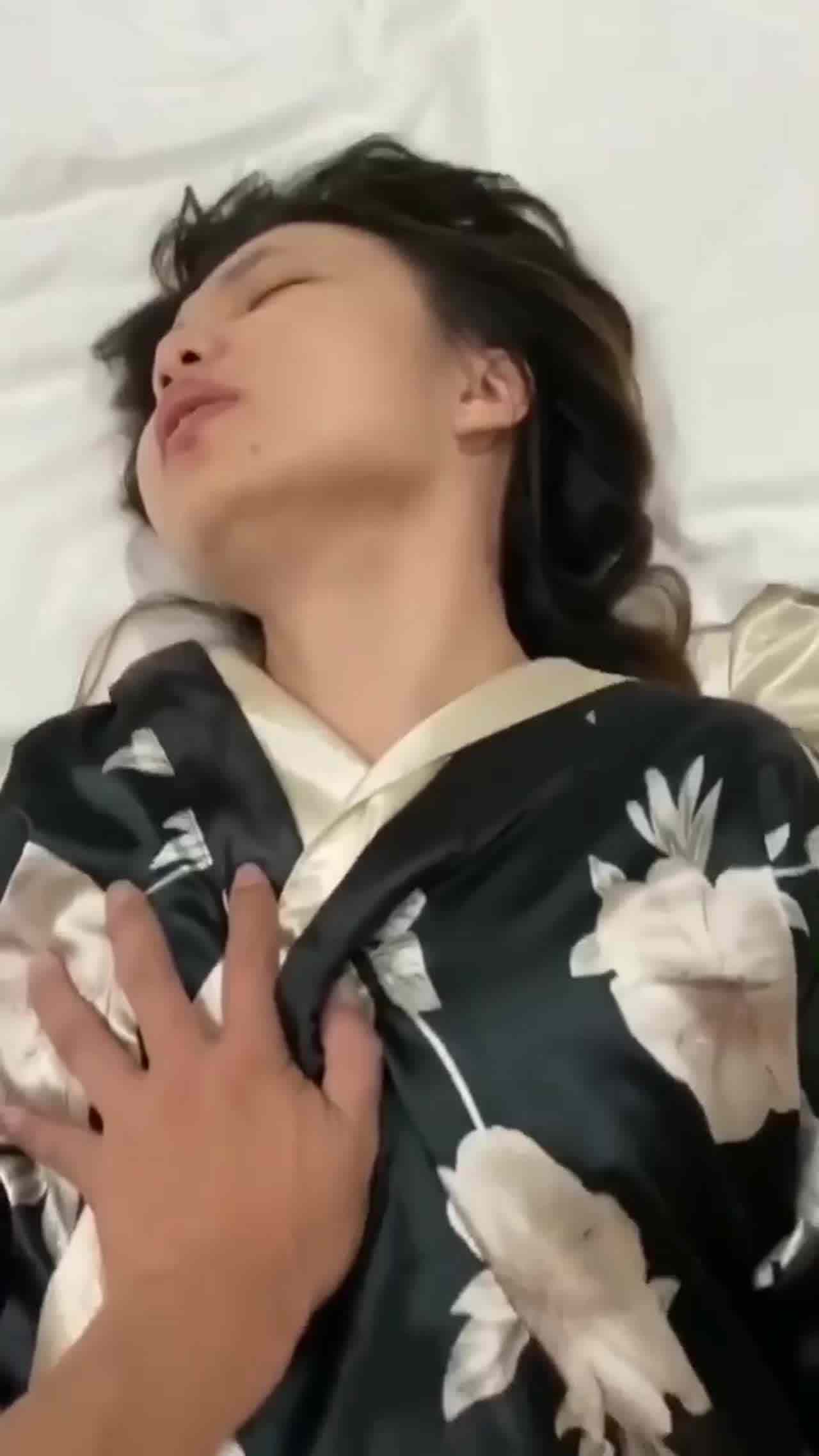  兄妹乱伦，苏州反差妹妹王芳长期和亲哥保持乱伦关系 的剧照7