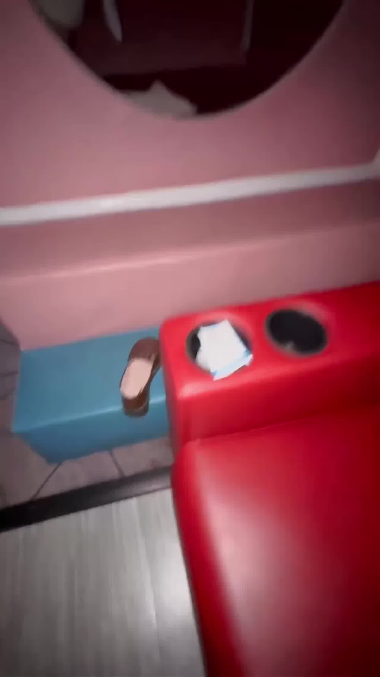  【在私人影院露脸拍片，这么大胆？】极品嫩穴妹妹无套内射，这颜值真的很清纯，私人影院追求刺激 的剧照9