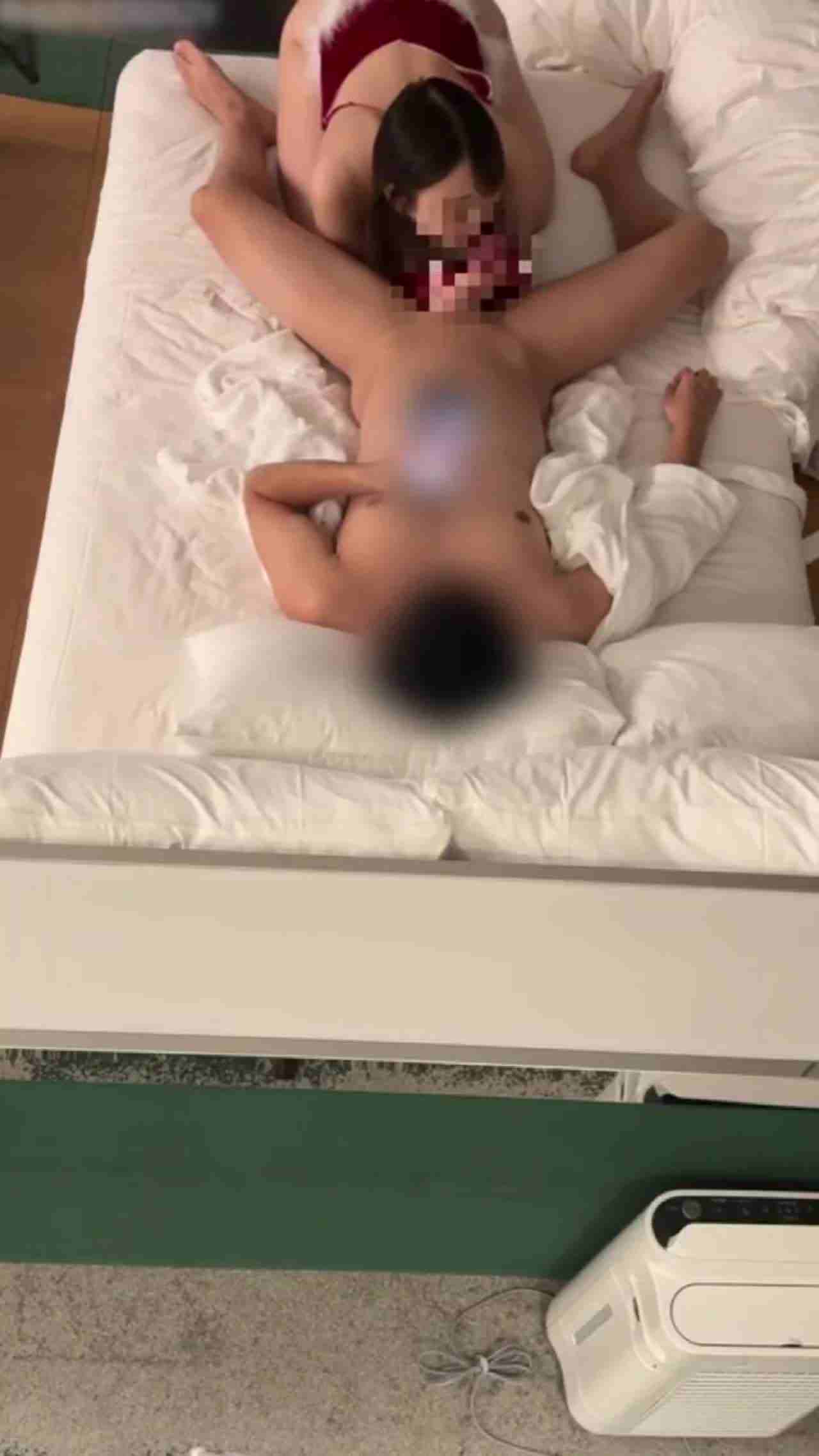  偷拍楼下大奶正妹约炮之旅 的剧照1