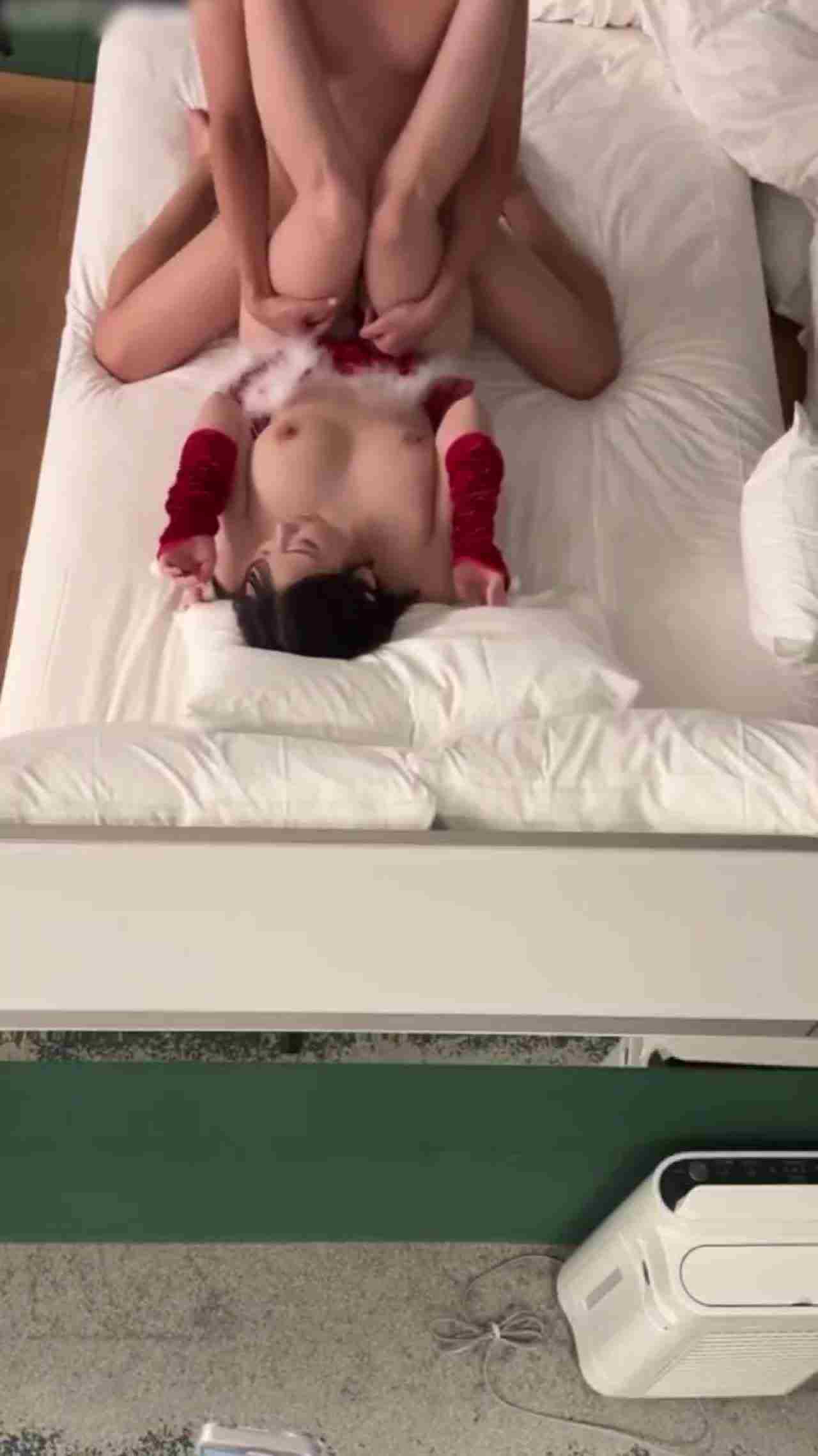  偷拍楼下大奶正妹约炮之旅 的剧照3