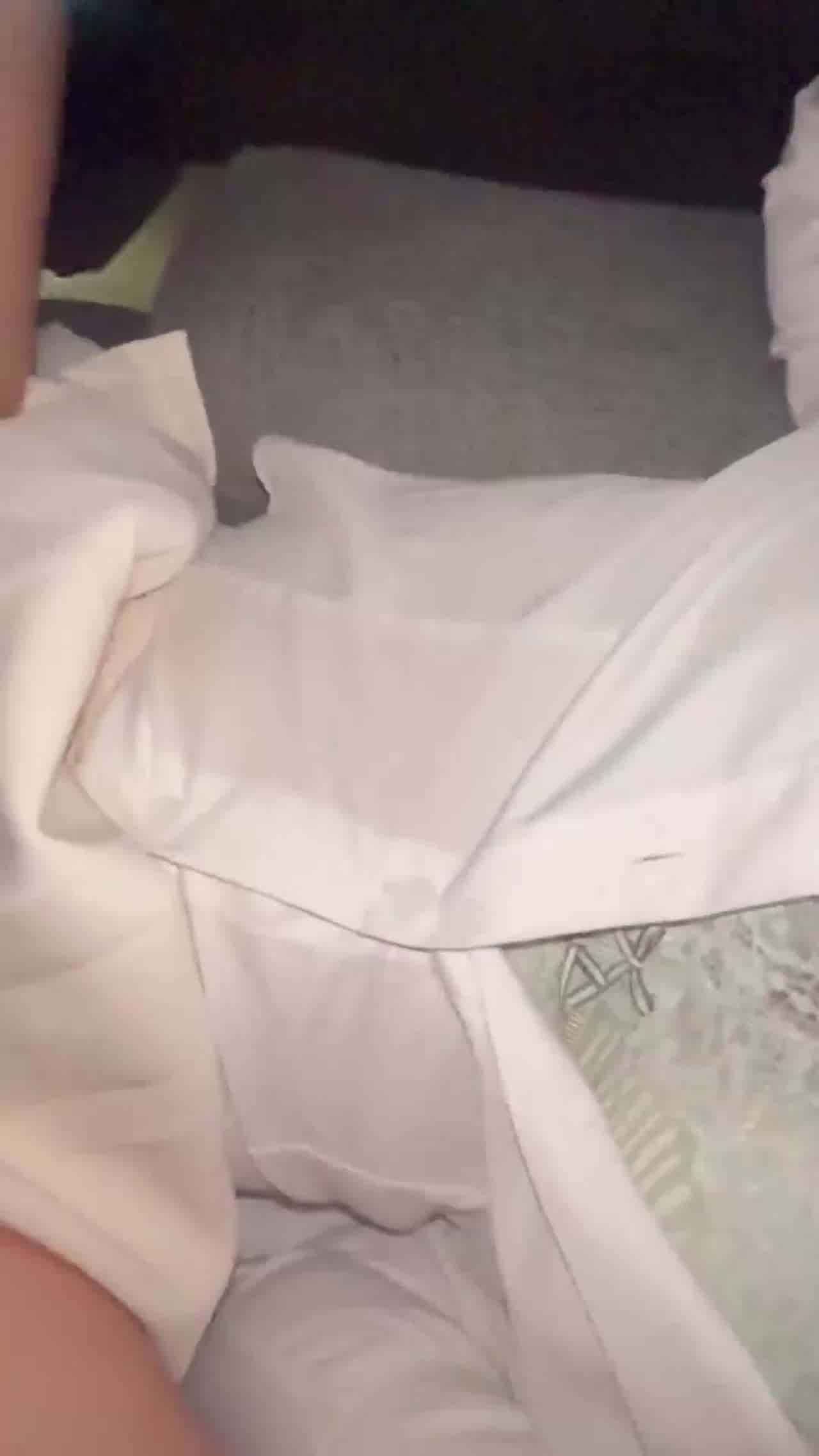  最新流出会所套房里爆操服务员酒店抱在怀里小黄瓜玩弄嫩穴 的剧照4