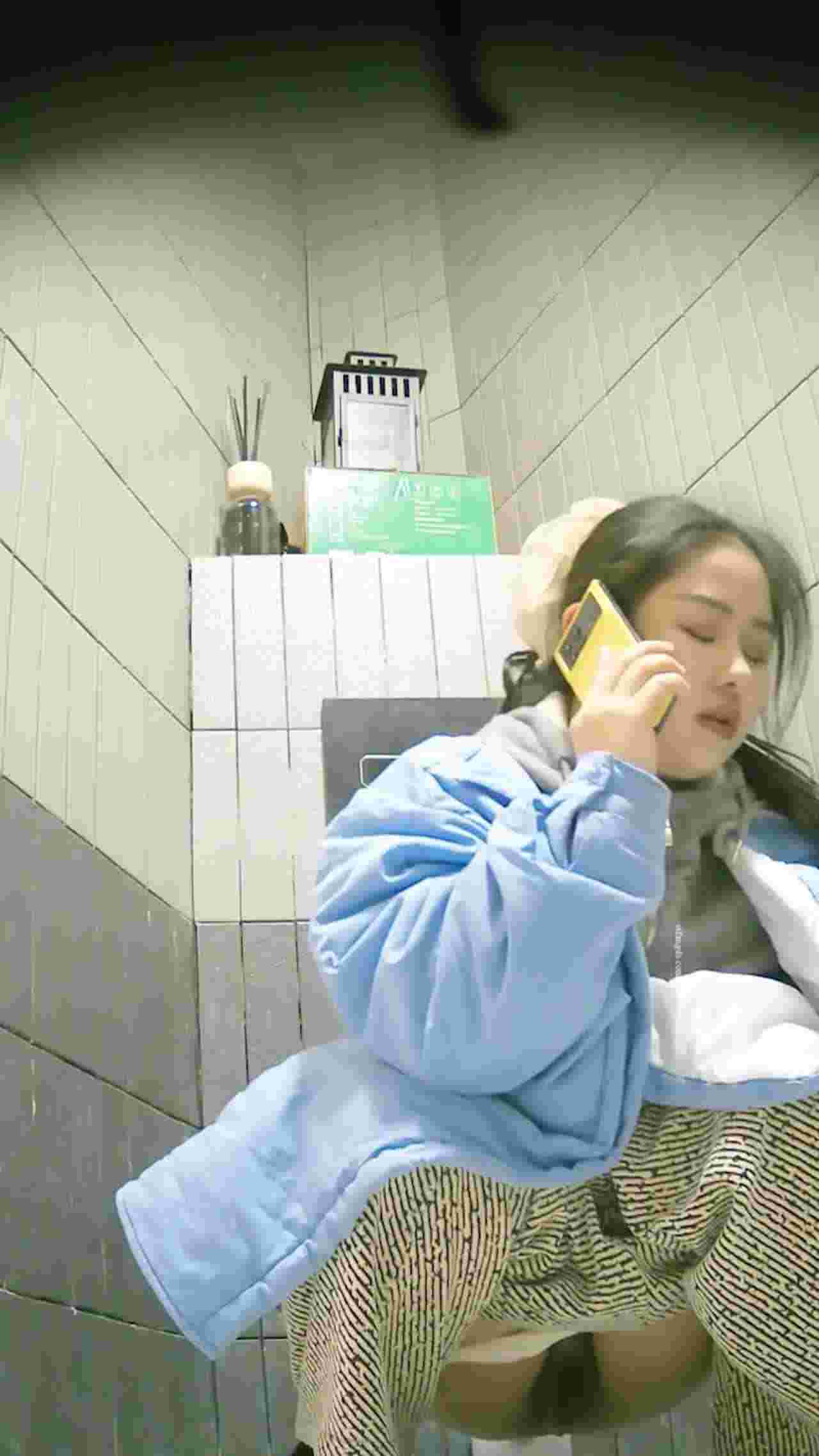  【前后双视角，这偷拍角度无敌了啊！】三月最新流出大神偷拍写字楼女厕，多位小姐姐粉嫩芬芳的花蕊！ 的剧照4