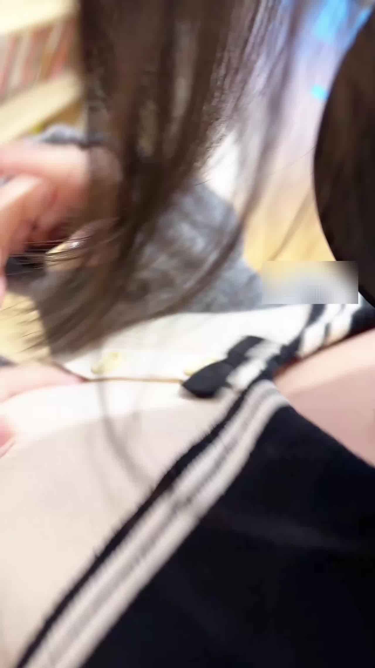  校服露出 大奶自慰 的剧照2