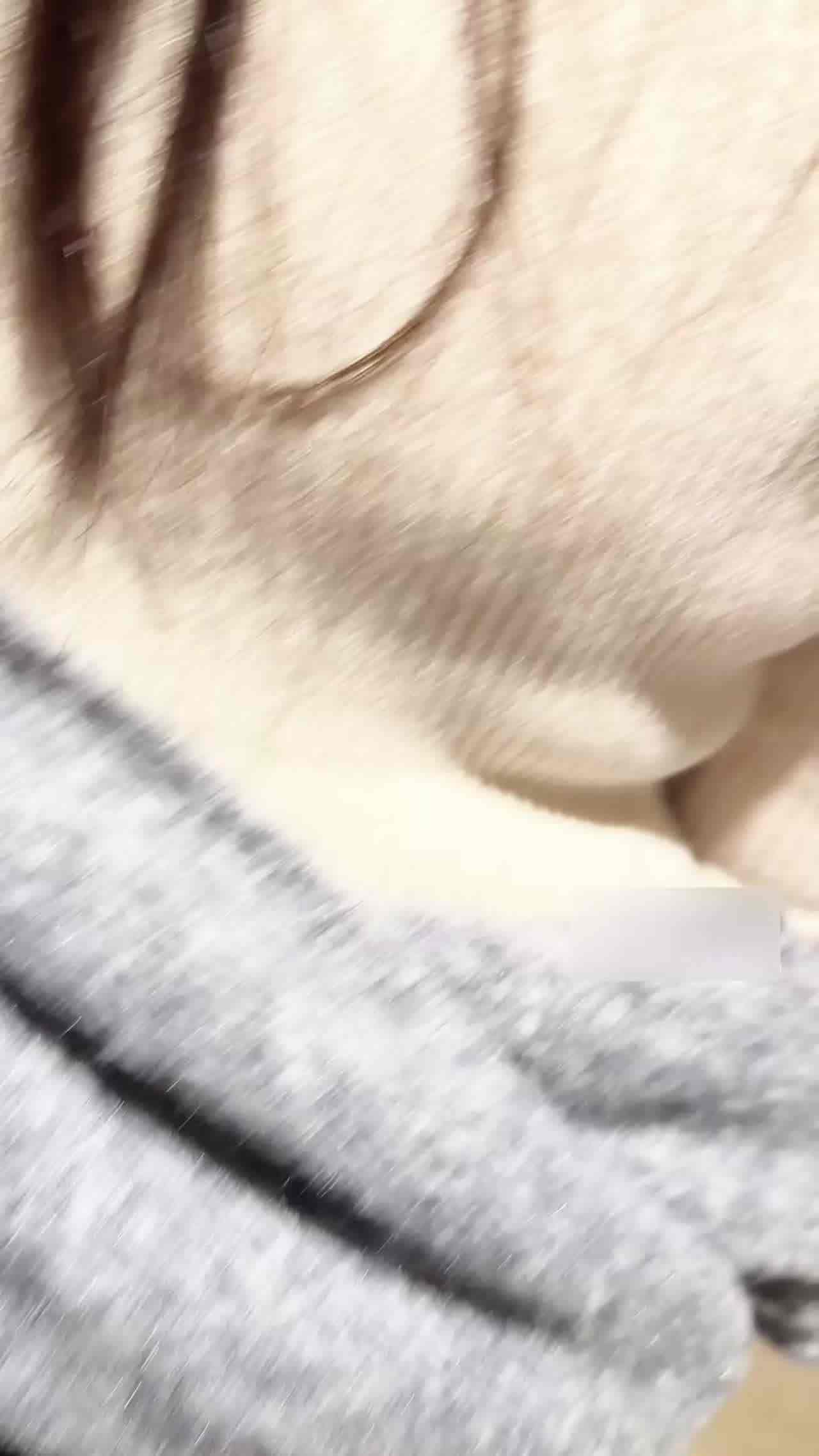  校服露出 大奶自慰 的剧照3