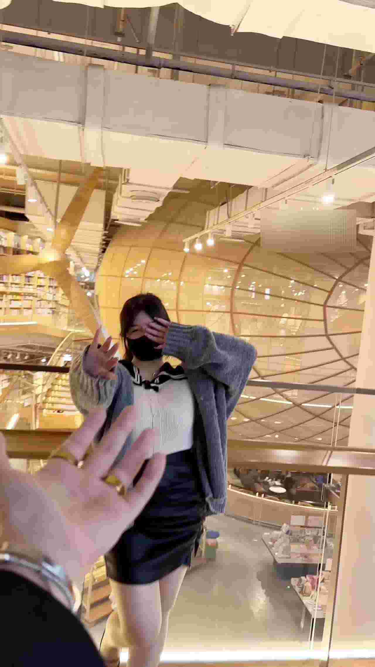  校服露出 大奶自慰 的剧照4