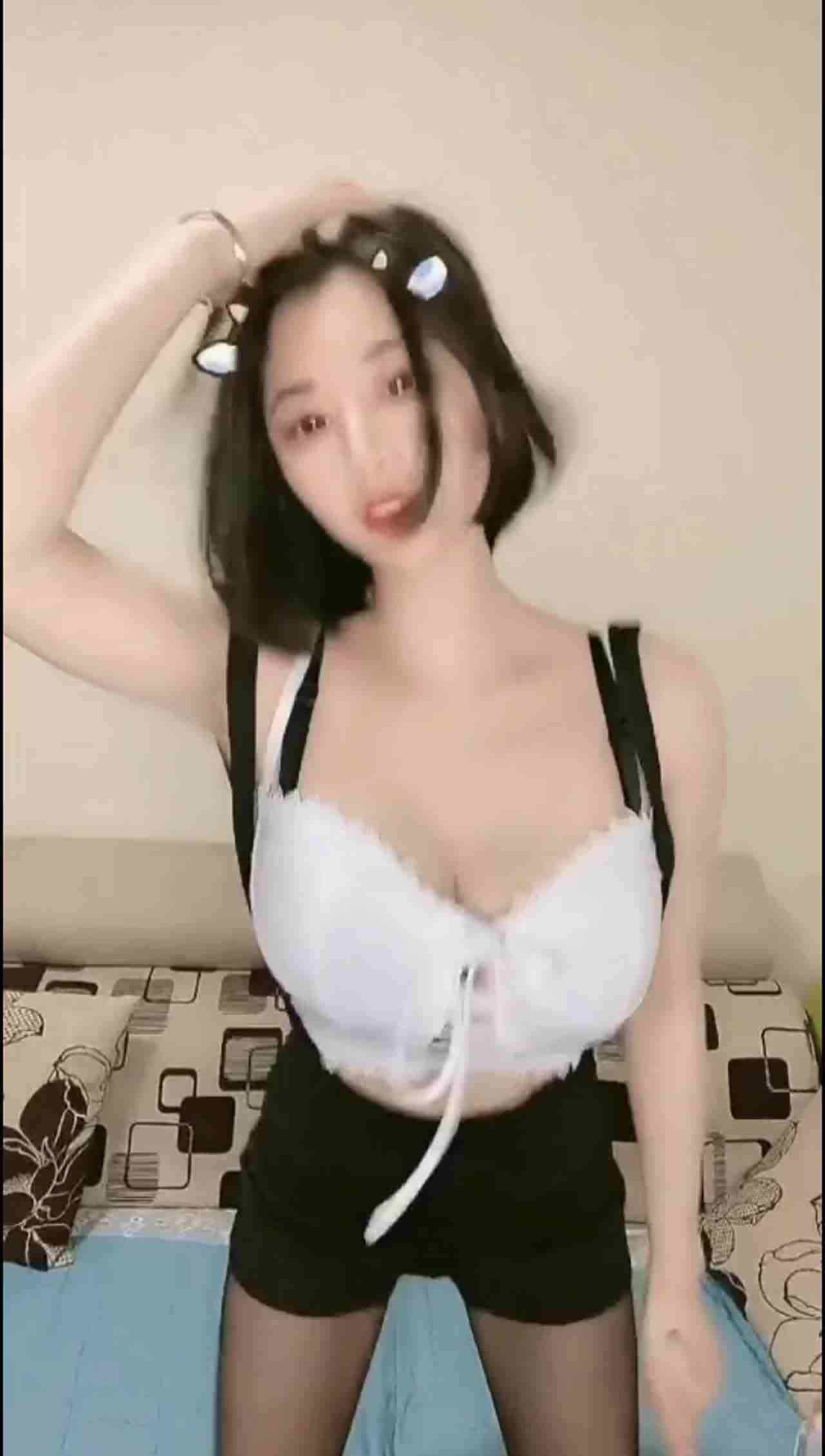  超美短发正妹晃起来够胸很 的剧照7