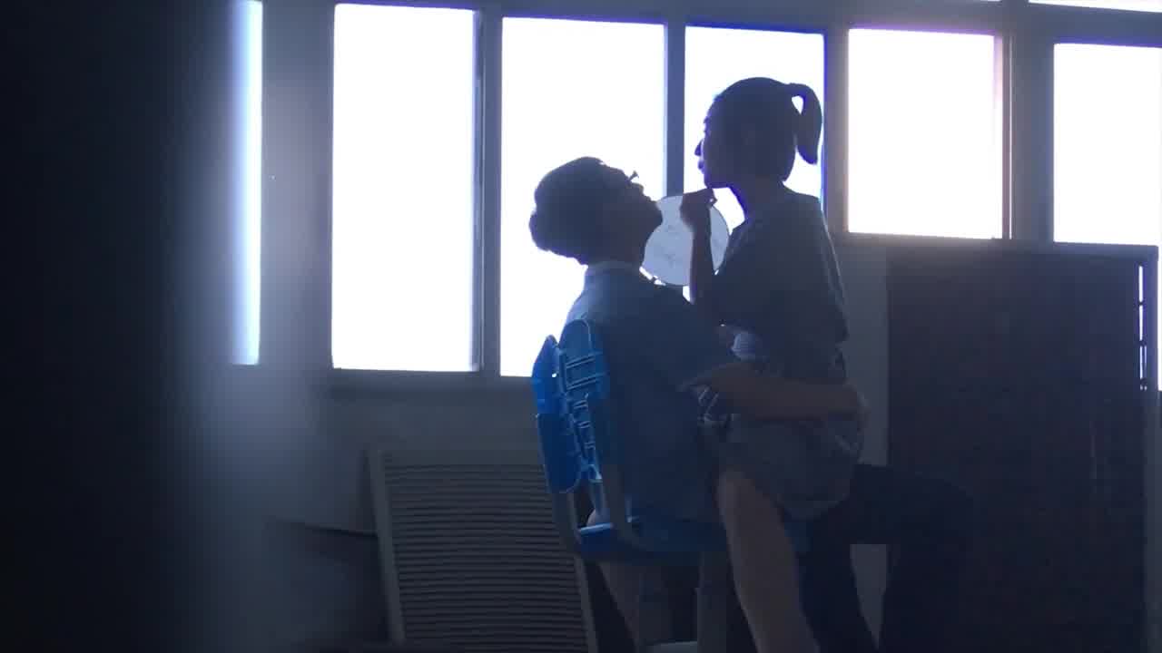  高中情侣在没人的教室做爱，无套内射，听到点动静立马起身穿裤子，差点被发现 的剧照10