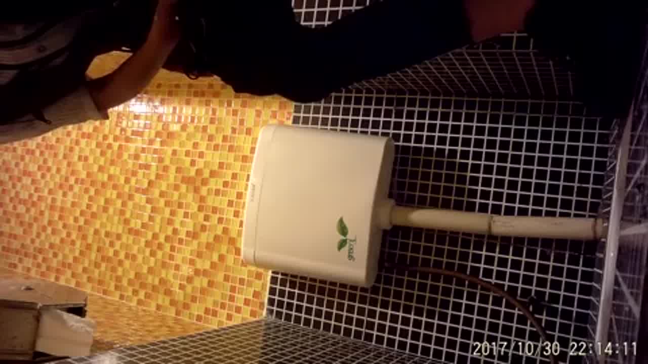  卫生间偷拍颜值极美的商场导购如厕，白虎嫩逼不错不错 的剧照9