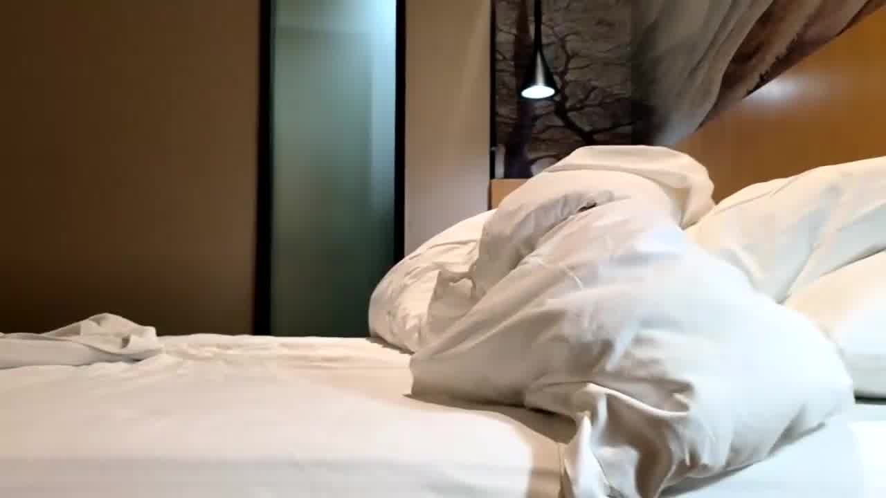  【泡良佳作】良家少妇，美腿高跟鞋太诱惑了，暴力无套打桩，被操喷了，连冲两炮，被操嗷嗷乱叫。 的剧照4