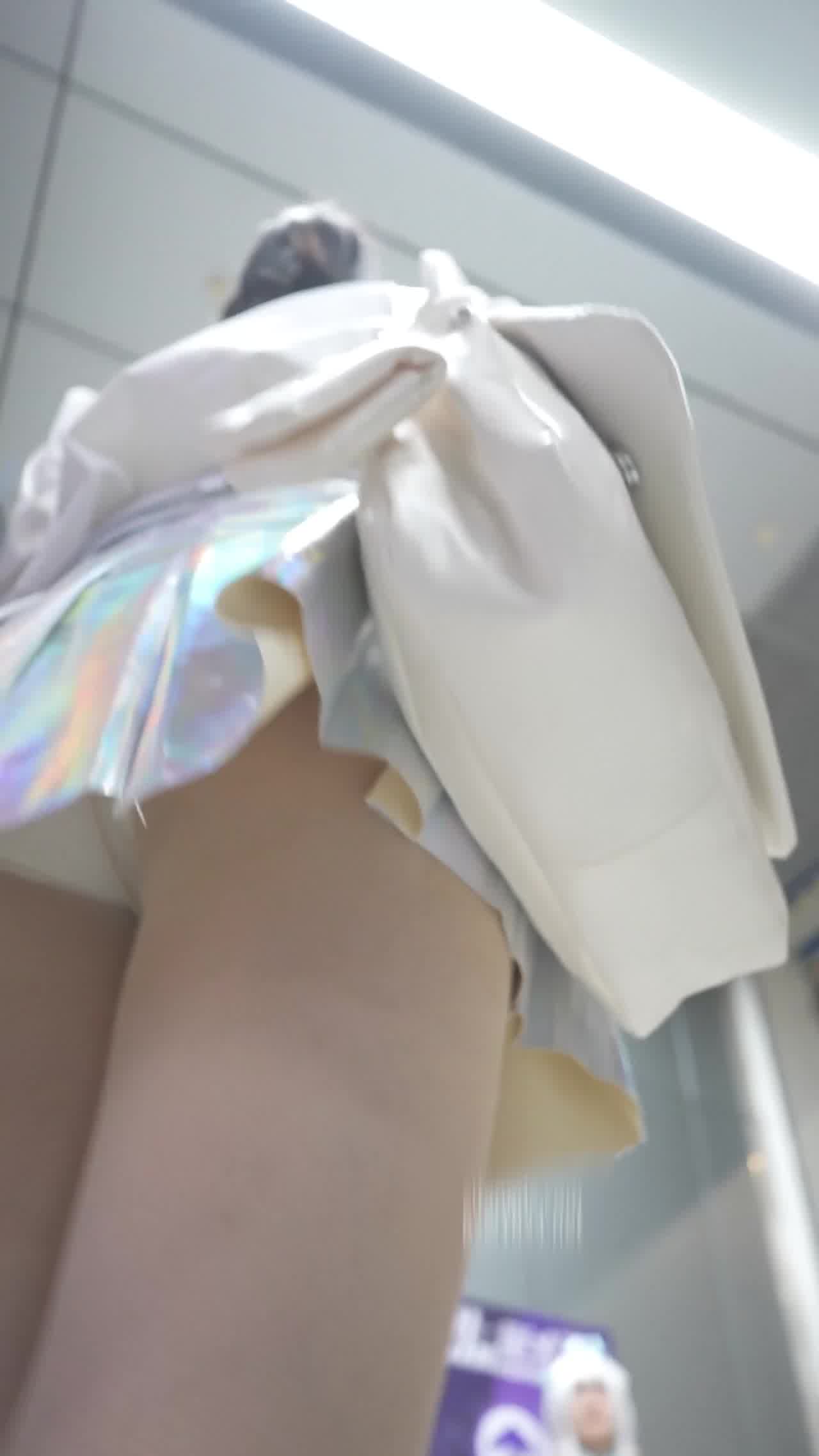  偷拍COS展场白色底裤子 的剧照1