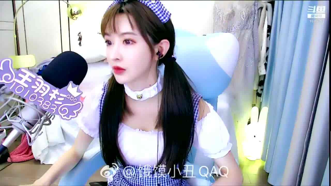  王羽杉邮件翻车 直播不小心点开自己的性爱照片 表情超震惊 的剧照5