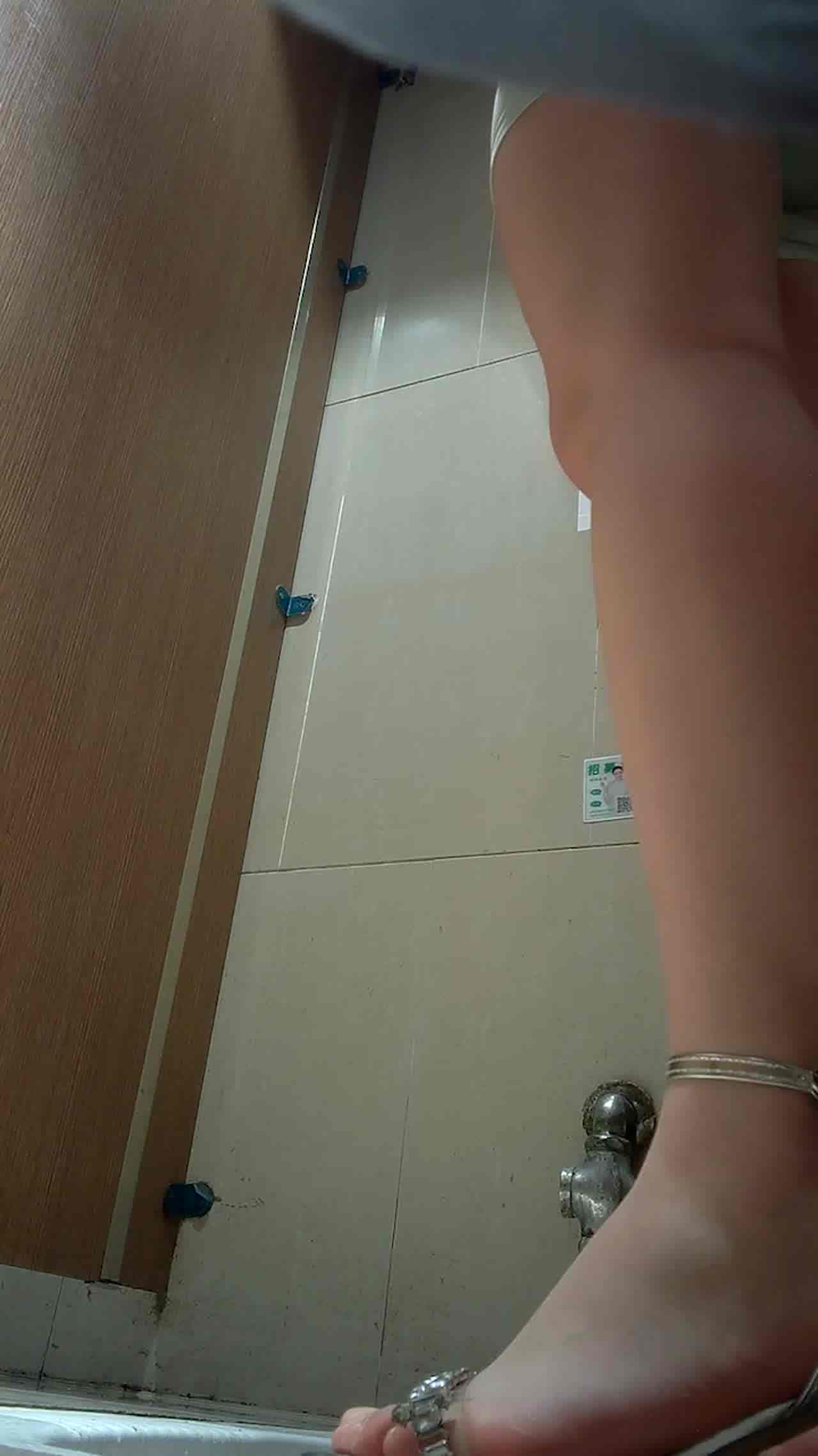  厕所偷拍漂亮小姐姐嘘嘘时还看自己美甲 的剧照5